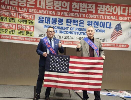 图为左一Sam Sim，右一为AKUS西雅图会长李英润Young Lee。（大纪元）