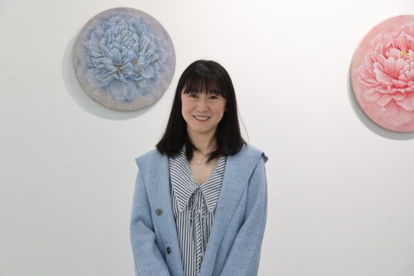 ChatGPT said:2025年10月19日下午,Bellevue的宛儒艺术中心举办《爱自己全攻略》讲座,王宇中医师主讲「养生」,并提到「养生要先养心」、「爱自己才是最好的保养」。图为王宇医师在讲座结束后于中心留影。(刘云/大纪元)
