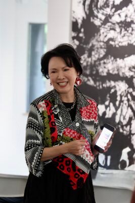 左谷兰女士是美国唯一获得国际形象顾问协会(AICI CIP)认证的华人专家。她从「色彩、身形、质感」三个角度,分享了如何选择适合自己的穿搭。(刘云/大纪元)