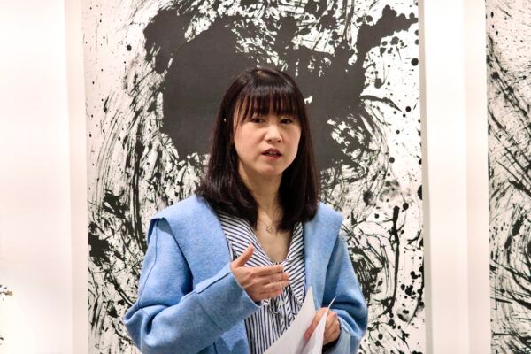 ChatGPT said:王宇中医师来自中医世家,为家族第七代传人,拥有扎实的中医理论基础与丰富的临床经验。其诊所荣获2024年Bellevue市最佳诊所奖。她以行动诠释中医的生活智慧与从容之美。(刘云/大纪元)