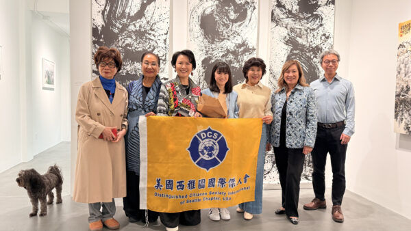 国际杰人会全球第65个分会——西雅图分会,成立于2023年,活跃于大西雅图华人社区。团体照顺序为:(左二)吴小燕女士、(左三)左谷兰女士、(左四)王宇中医师、(右二)Silvia Liang。(刘云/大纪元)