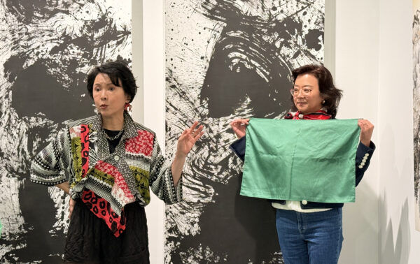国际形象专家与礼仪教练左谷兰女士也进行了关于「色、形、质」的演讲,教授听众如何从适合个人的色彩选择、依不同脸型与身型搭配饰品,并从肤质、发质到服装面料质地的挑选入手,以多元视角推广国际美学与礼仪文化。(刘云/大纪元)