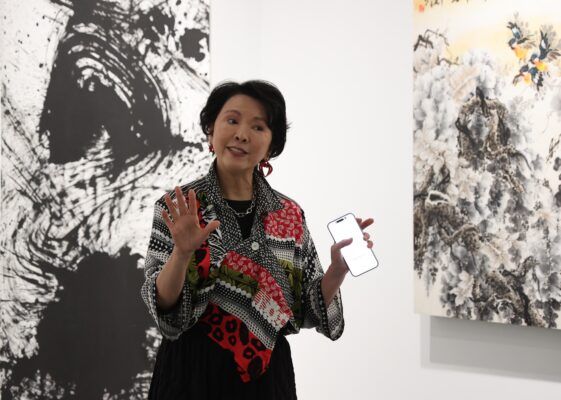 國際形象專家與禮儀教練左谷蘭女士也進行了關於「色、形、質」的演講，教授聽眾如何從適合個人的色彩選擇、依不同臉型與身型搭配飾品，並從膚質、髮質到服裝面料質地的挑選入手，以多元視角推廣國際美學與禮儀文化。（劉雲／大紀元）