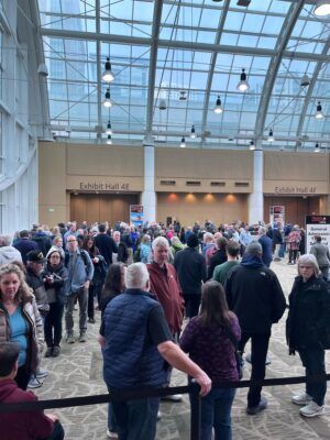 2026年1月10-12日的旅游展开战前，在会议大厅聚集了众多的参展观众，期待今年的展览。（台湾观光署提供）