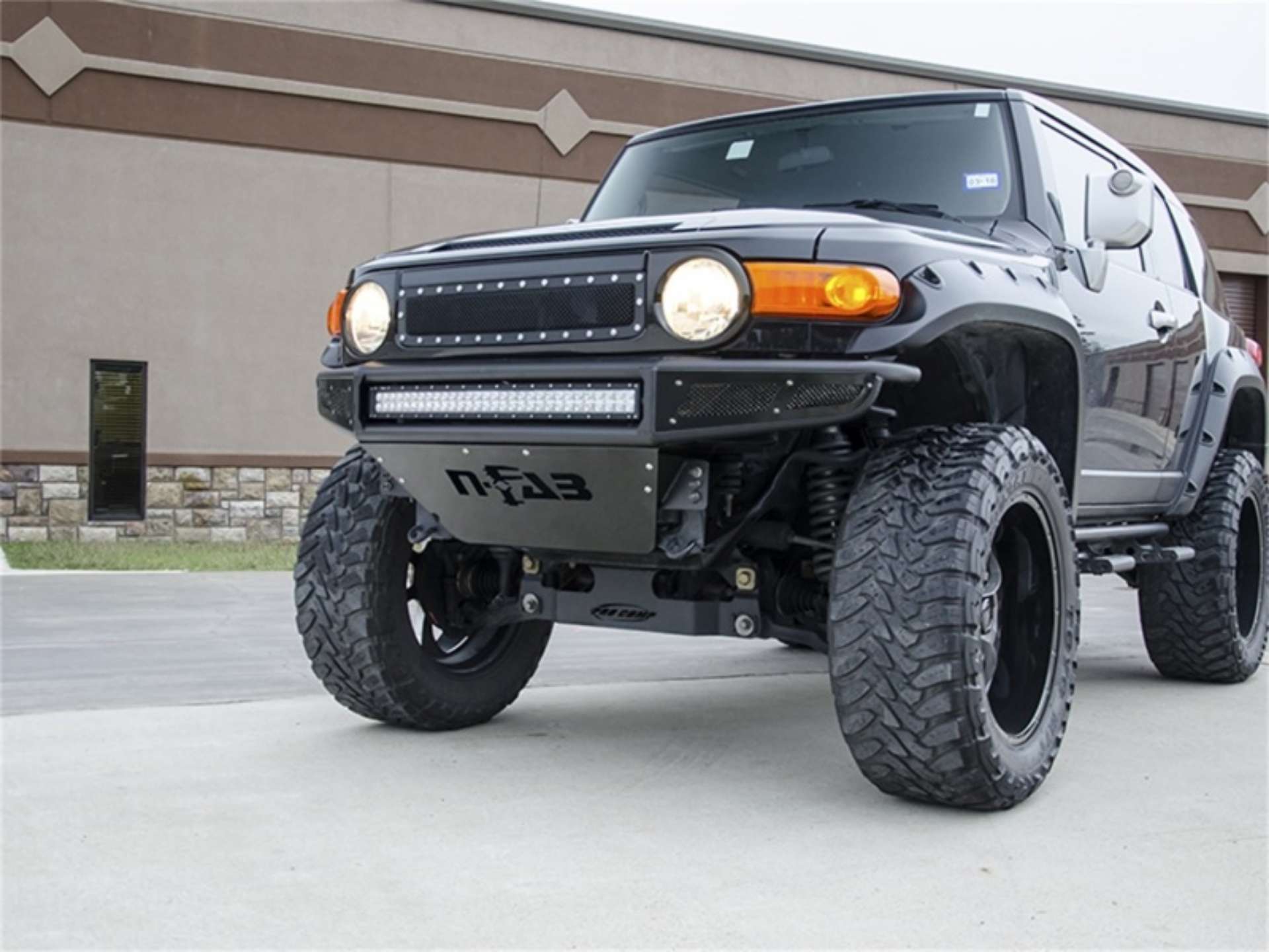 Picture of N-Fab M-RDS Front Bumper 06-17 Toyota FJ Cruiser - Tex- Black w-Silver Skid Plate