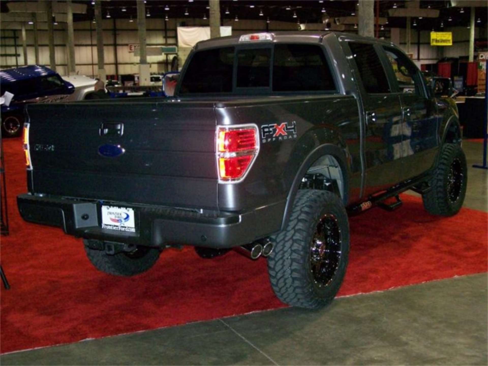 Picture of N-Fab Nerf Step 09-14 Ford F-150-Raptor-Lobo SuperCrew 5-5ft Bed - Gloss Black - W2W - 3in