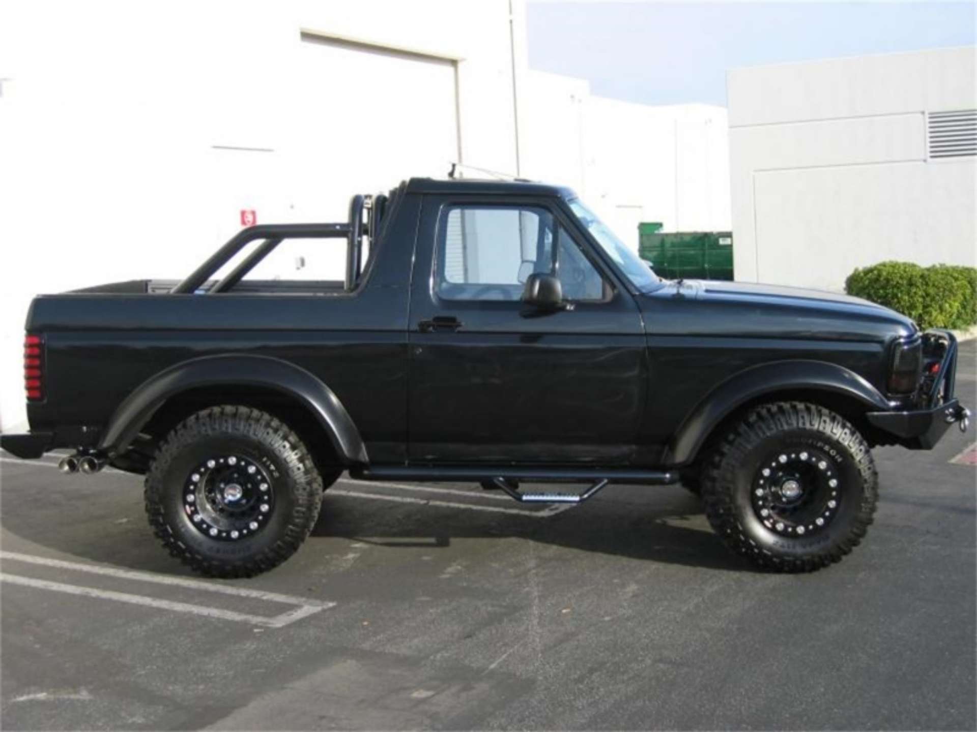 Picture of N-Fab Nerf Step 80-96 Ford Bronco SUV 2 Door - Gloss Black - W2W - 3in