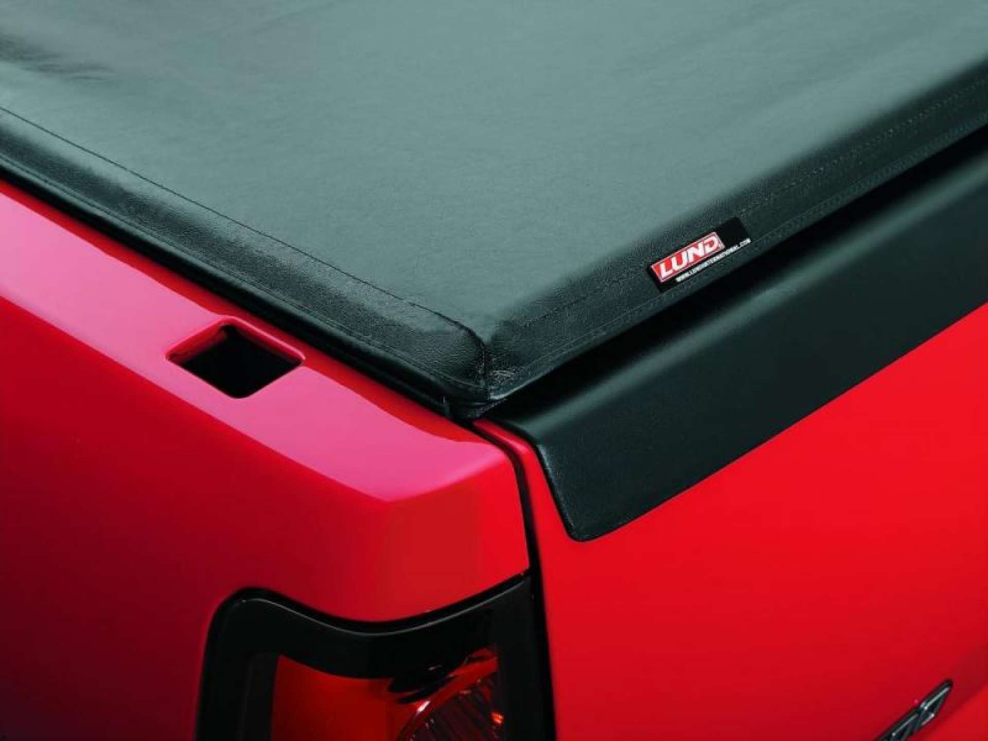 Picture of Lund 99-13 Ford F-250 Super Duty 6-8ft- Bed Genesis Roll Up Tonneau Cover - Black