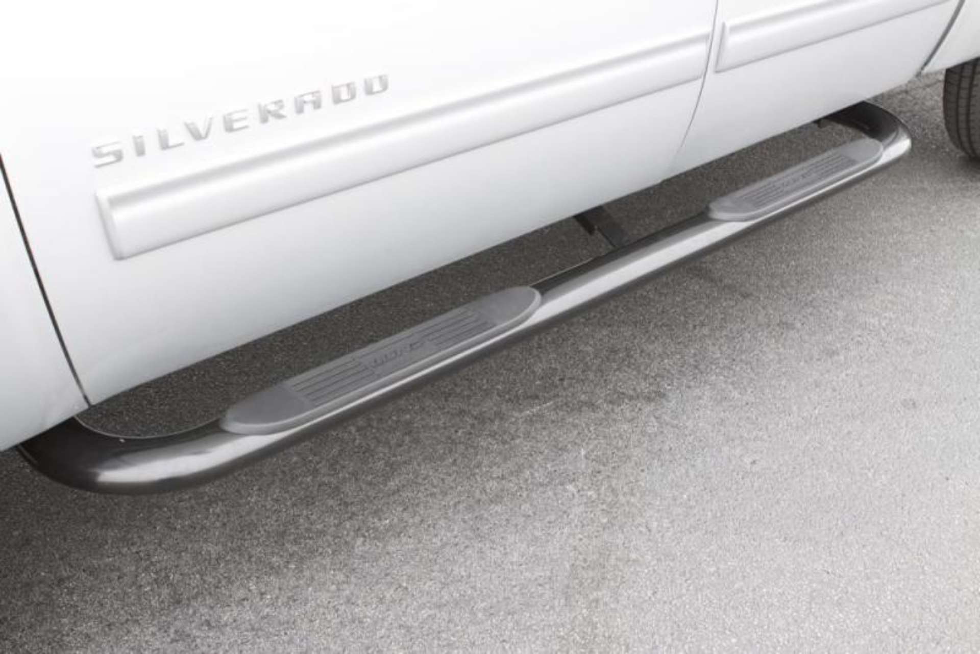 Picture of Lund 01-13 Chevy Silverado 1500 Crew Cab Body Mount 4in- Oval Curved SS Nerf Bars - Polished