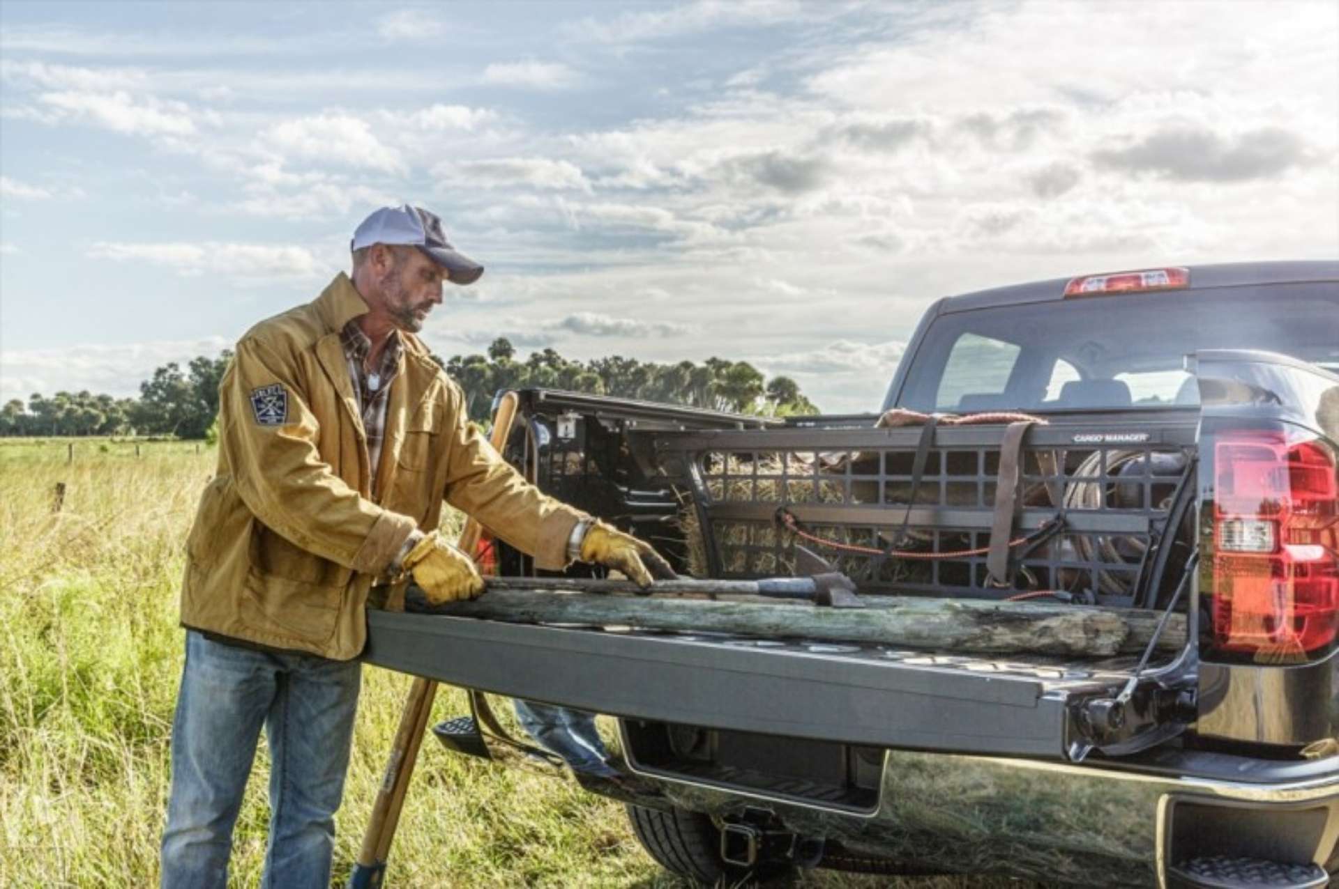 Picture of Roll-N-Lock 07-13 Chevy Silverado-Sierra w- OE Rail Caps LB 96-1-4in Cargo Manager