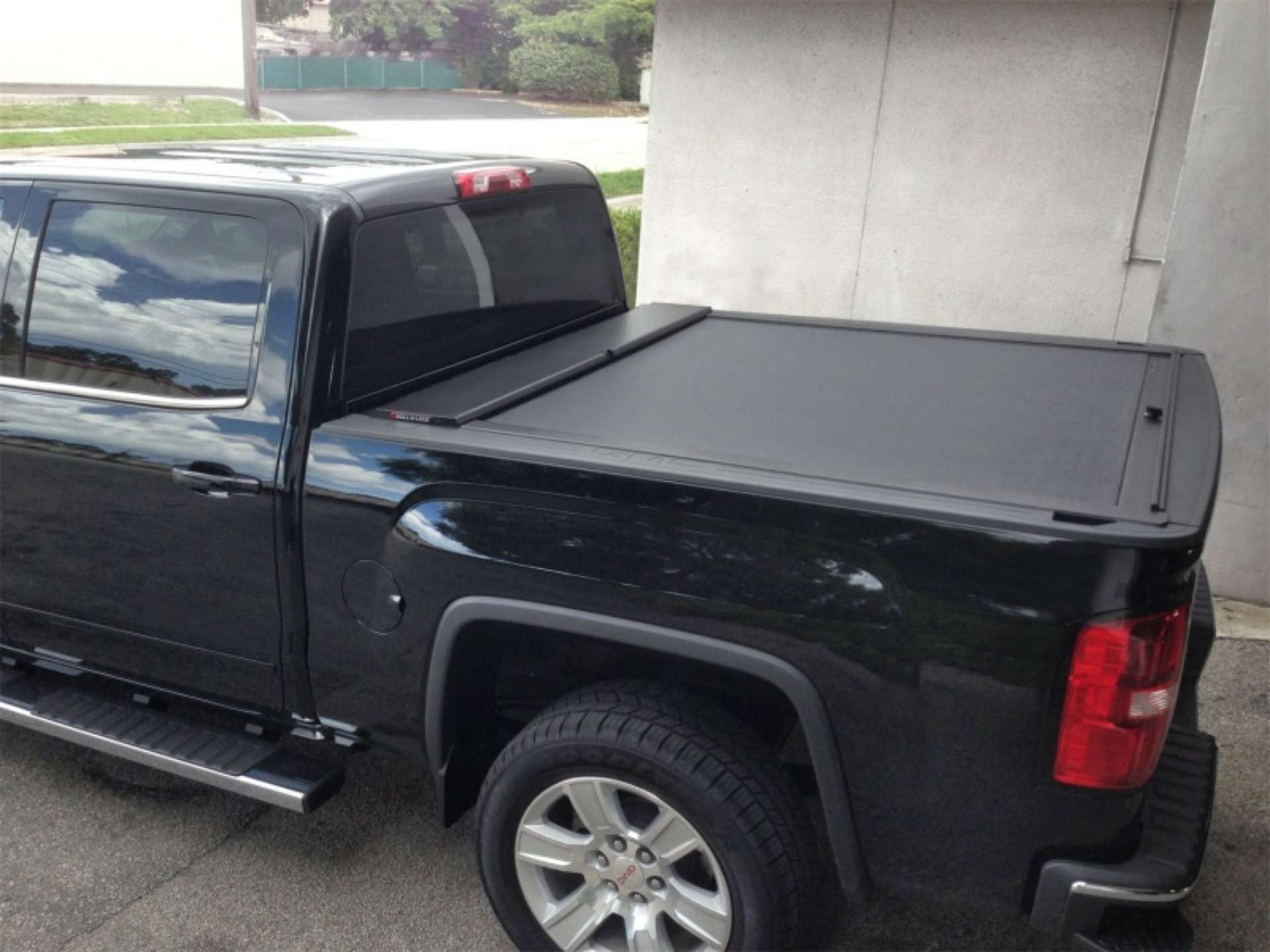 Picture of Roll-N-Lock 19-23 RAM 1500 w-o Swing Gate Tailgate SB 76-3in M-Series Retractable Tonneau Cover