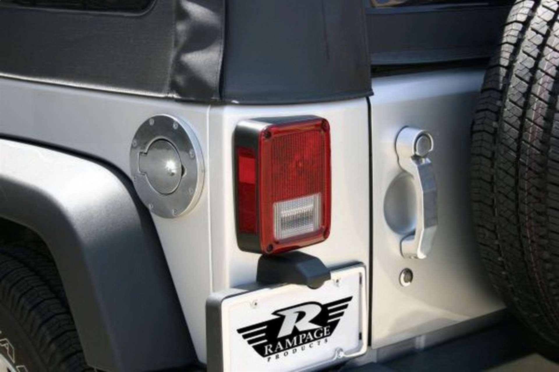 Picture of Rampage 2007-2018 Jeep WranglerJK Billet Style Gas Cover - Polished