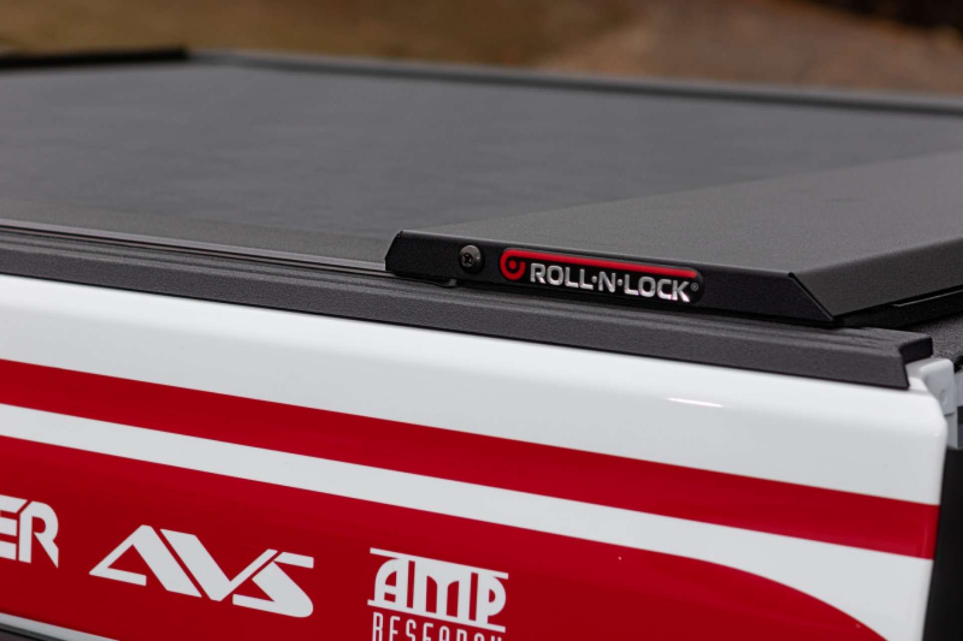 Picture of Roll-N-Lock 2020 Jeep Gladiator 5ft bed w- Trail Rail System M-Series Retractable Tonneau Cover