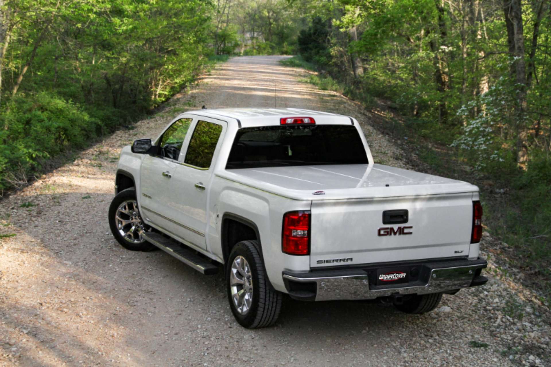 Picture of UnderCover 07-13 GMC Sierra 1500 - 07-17 Sierra 2500-3500 HD Lux Bed Cover - Summit White