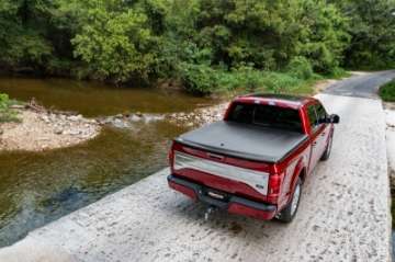 Picture of UnderCover 14-18 Chevy Silverado 19 Legacy 5-8ft SE Bed Cover - Black Textured