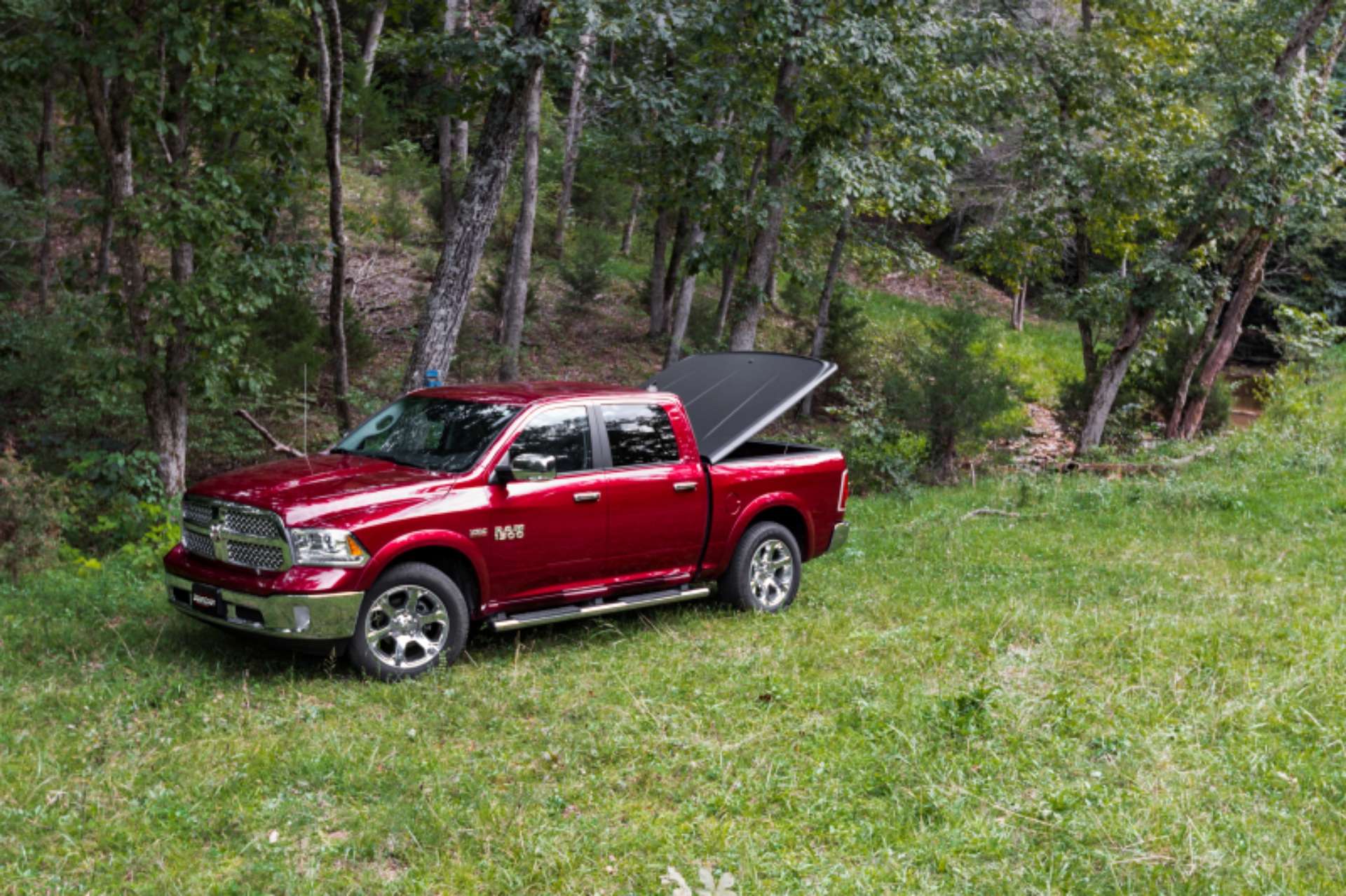 Picture of UnderCover 09-18 Ram 1500 w-o Rambox 19-20 Classic 5-7ft SE Bed Cover - Black Textured