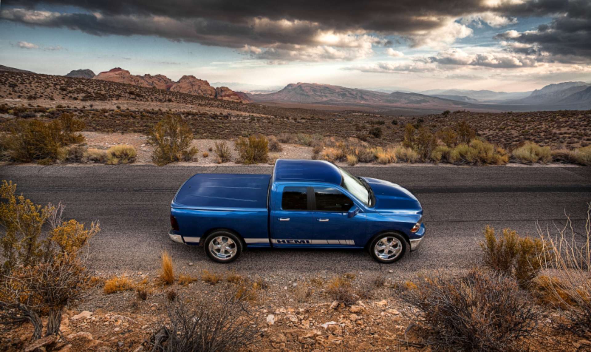 Picture of UnderCover 14-18 Ram 1500 w-o Rambox 5-7ft Lux Bed Cover - Blue Streak