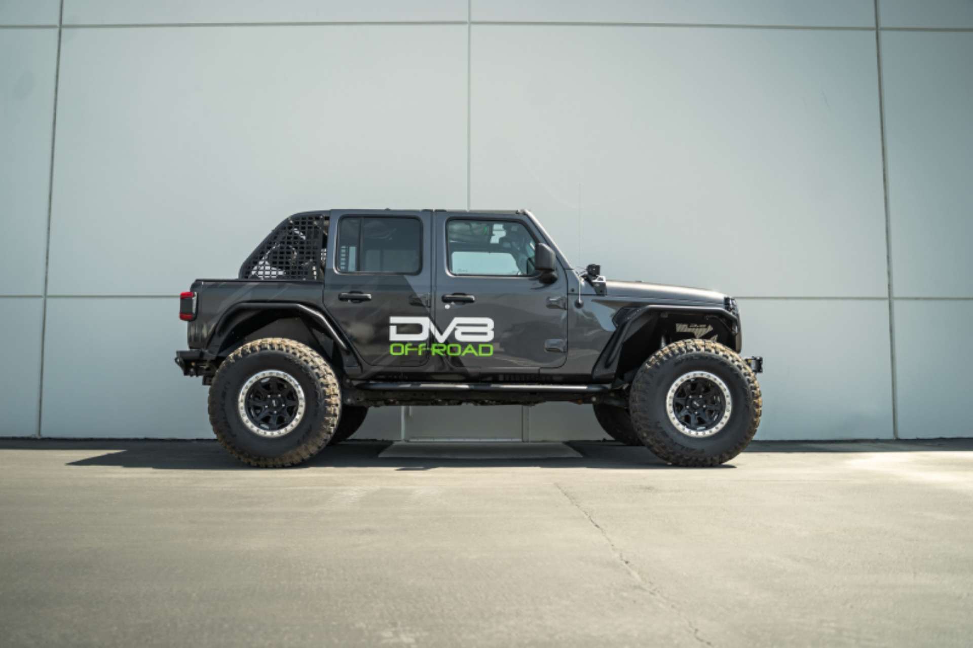 Picture of DV8 Offroad 18-23 Jeep Wrangler JL 4 Door Body-Pinch Weld Mounted Step