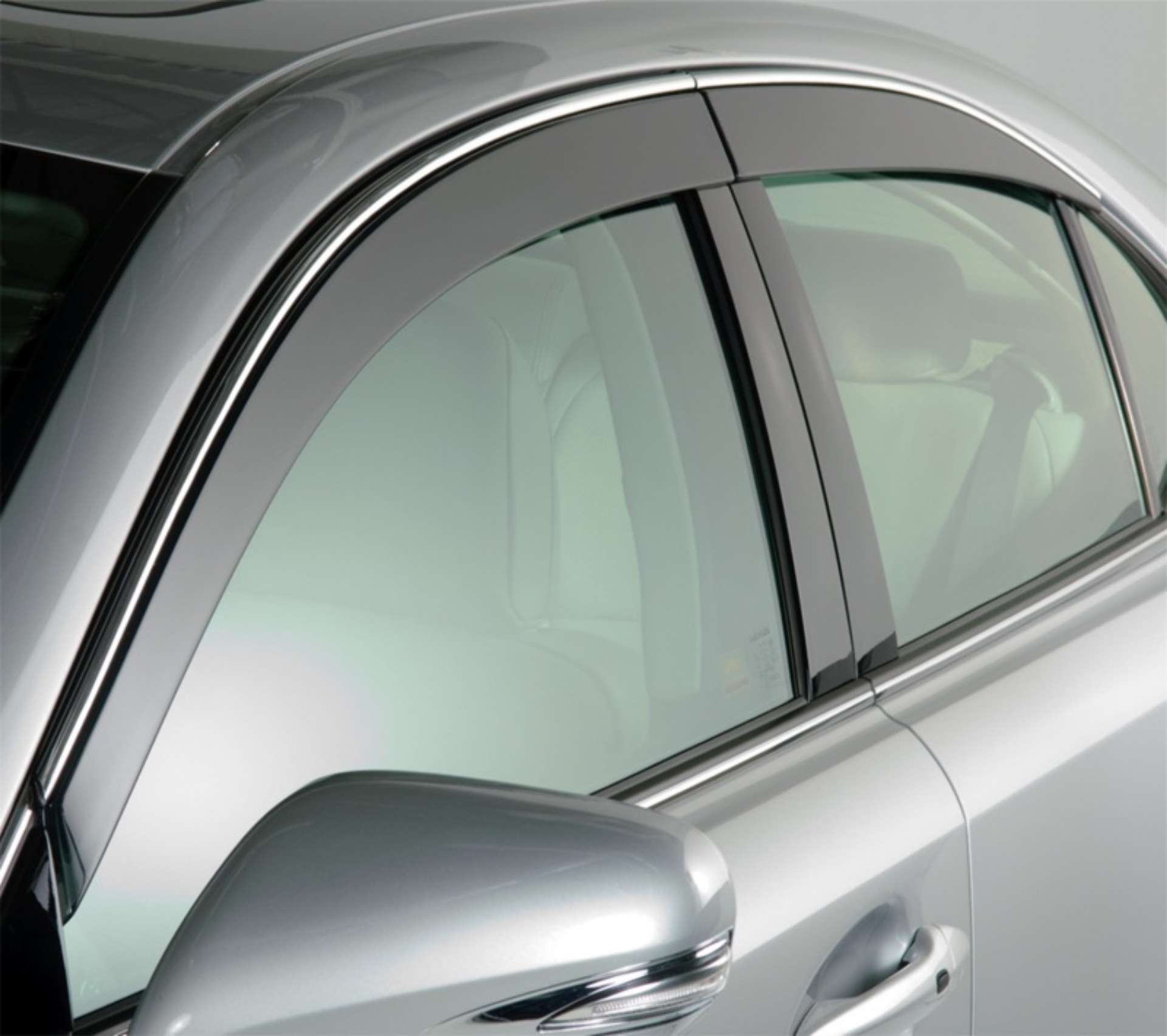 Picture of AVS 18-22 Honda Accord Ventvisor Low Profile Window Deflectors 4pc - Smoke w-Chrome Trim