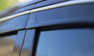 Picture of AVS 16-20 Kia Sorento Ventvisor Low Profile Window Deflectors 4pc - Smoke w-Chrome Trim