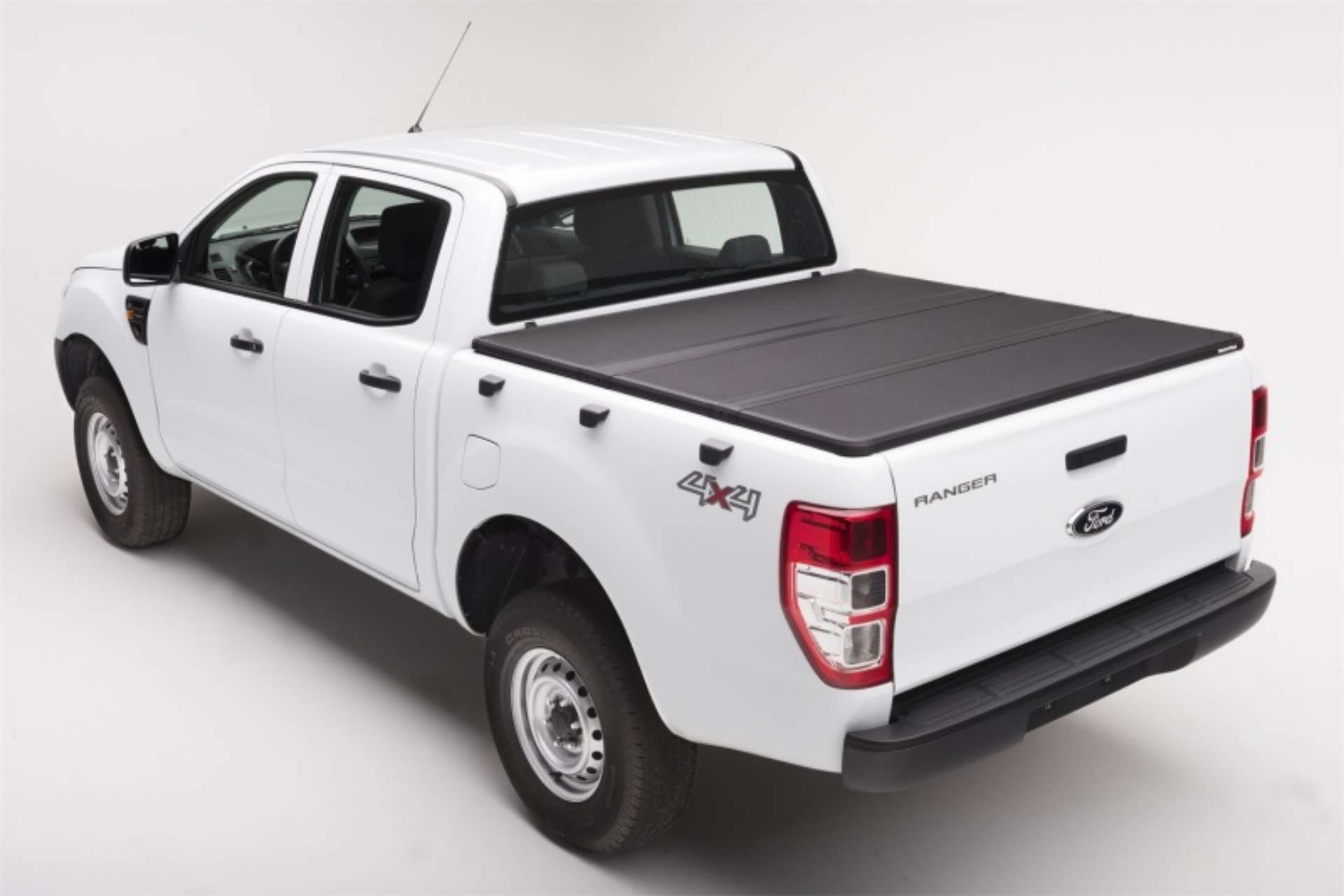 Picture of Extang 16-20 Toyota Hilux Revo Double Cab 1523mm 5ft Solid Fold 2-0