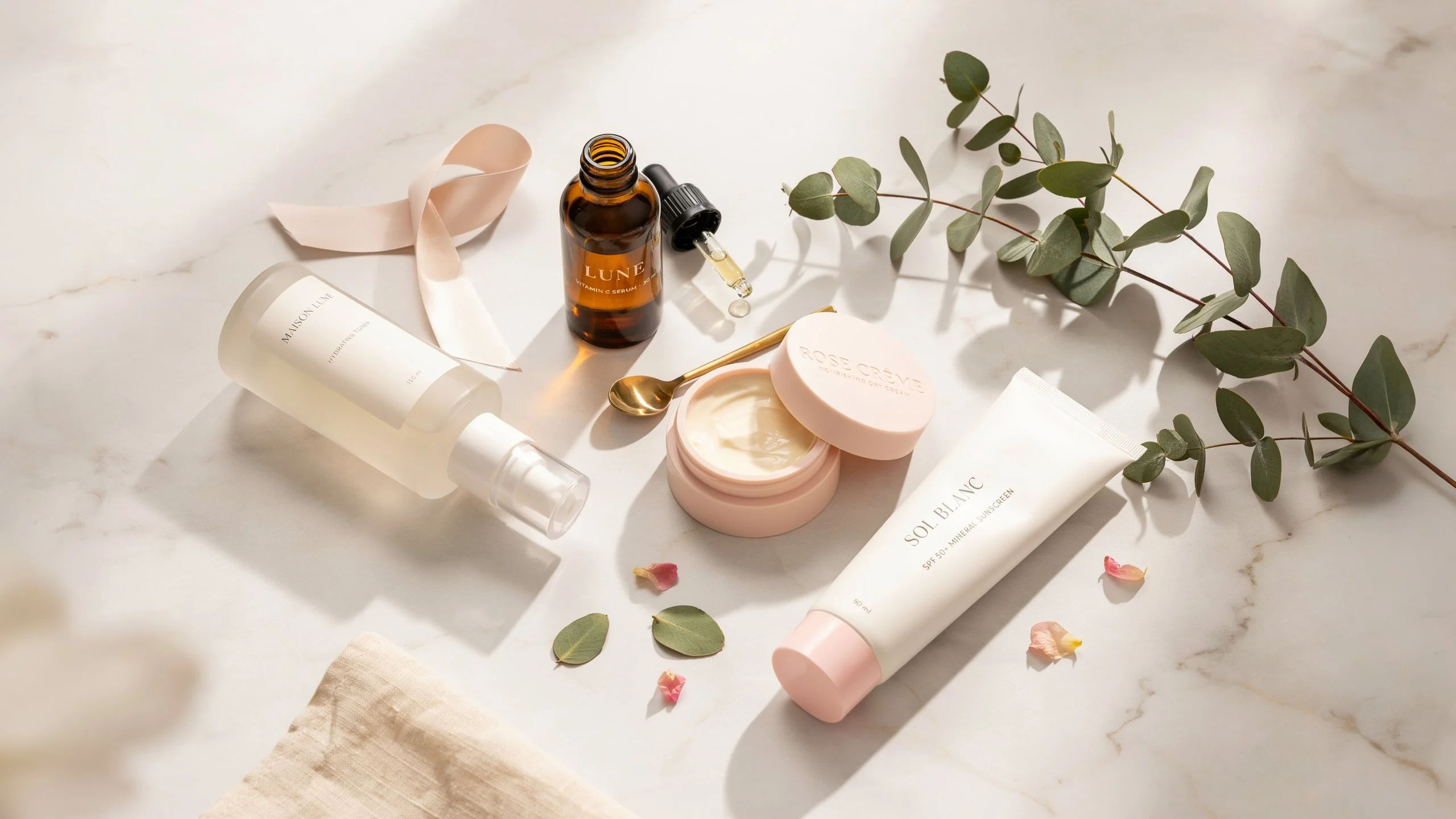 Skincare base sebelum makeup — toner, serum, moisturizer, dan sunscreen untuk kulit smooth