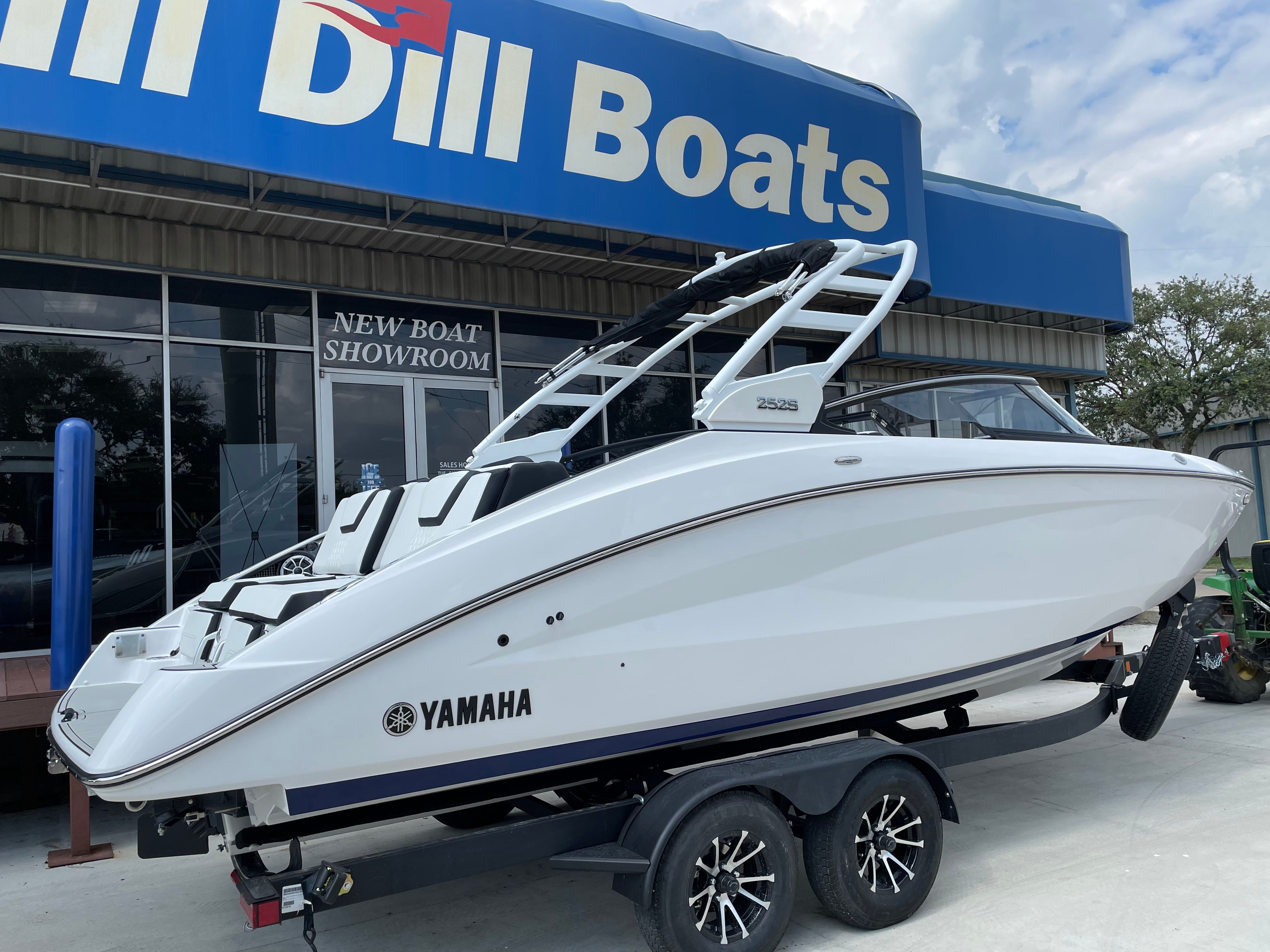 2025 Yamaha 252 S — side profile view