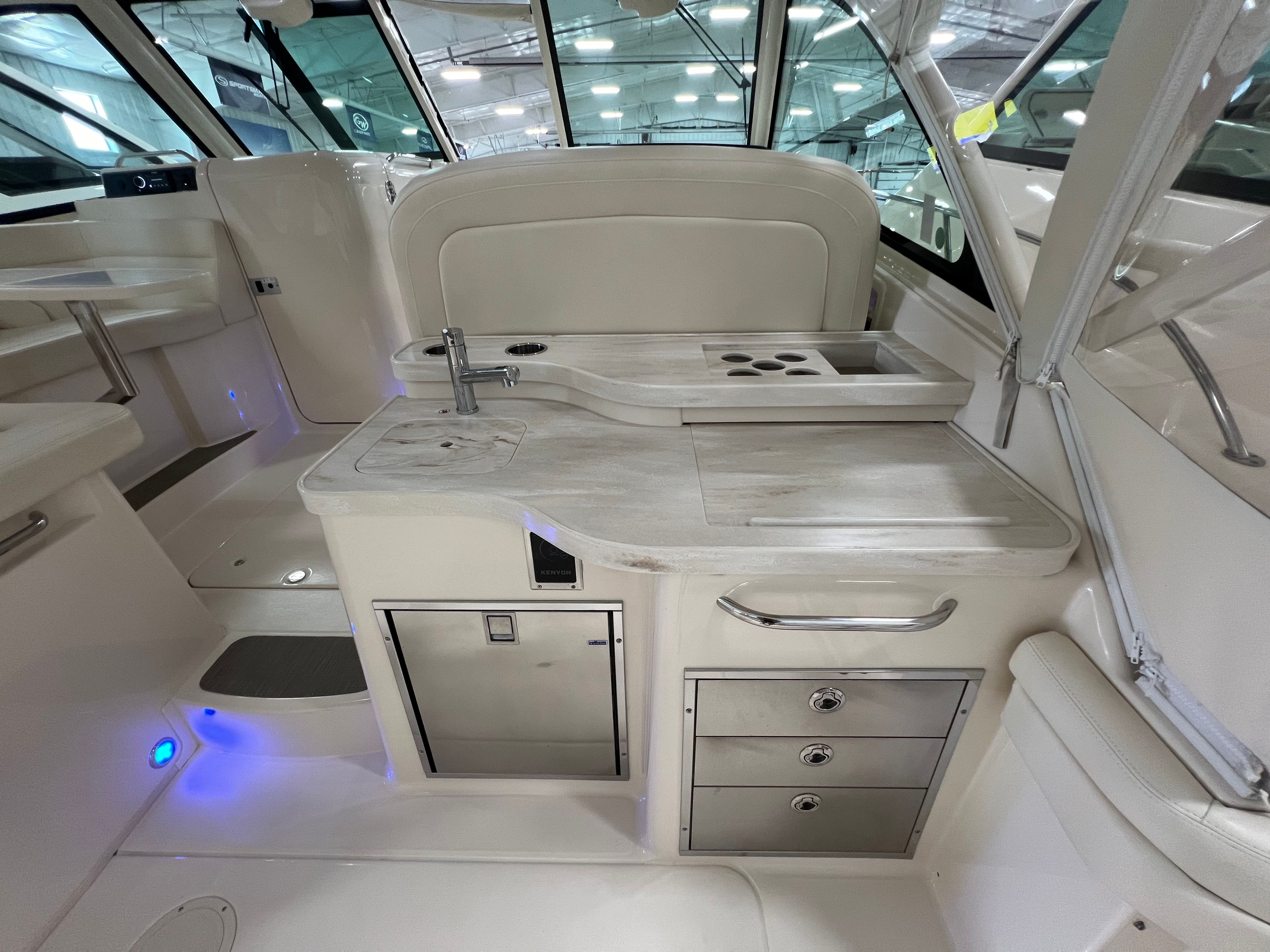 2020 Grady white Freedom 375 — photo 19 view