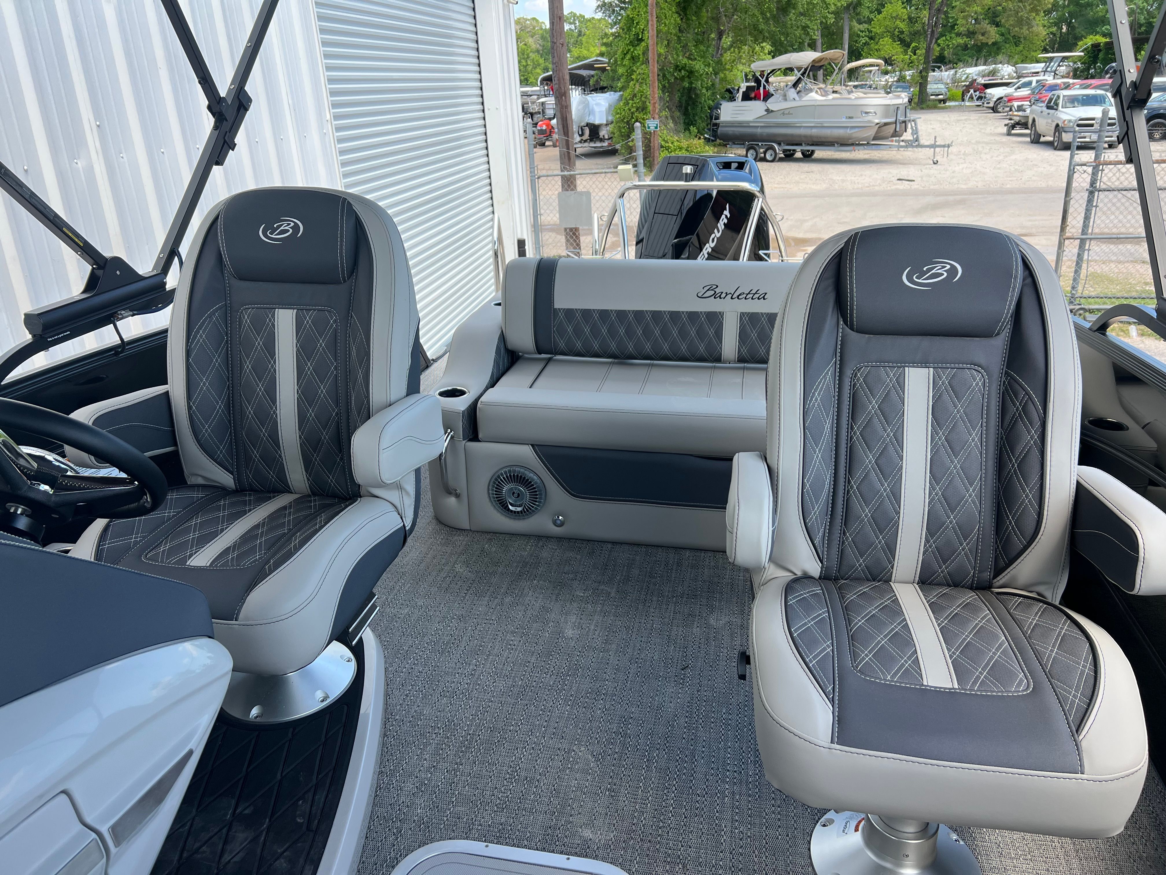 2025 Barletta Lusso L25UC — photo 18 view