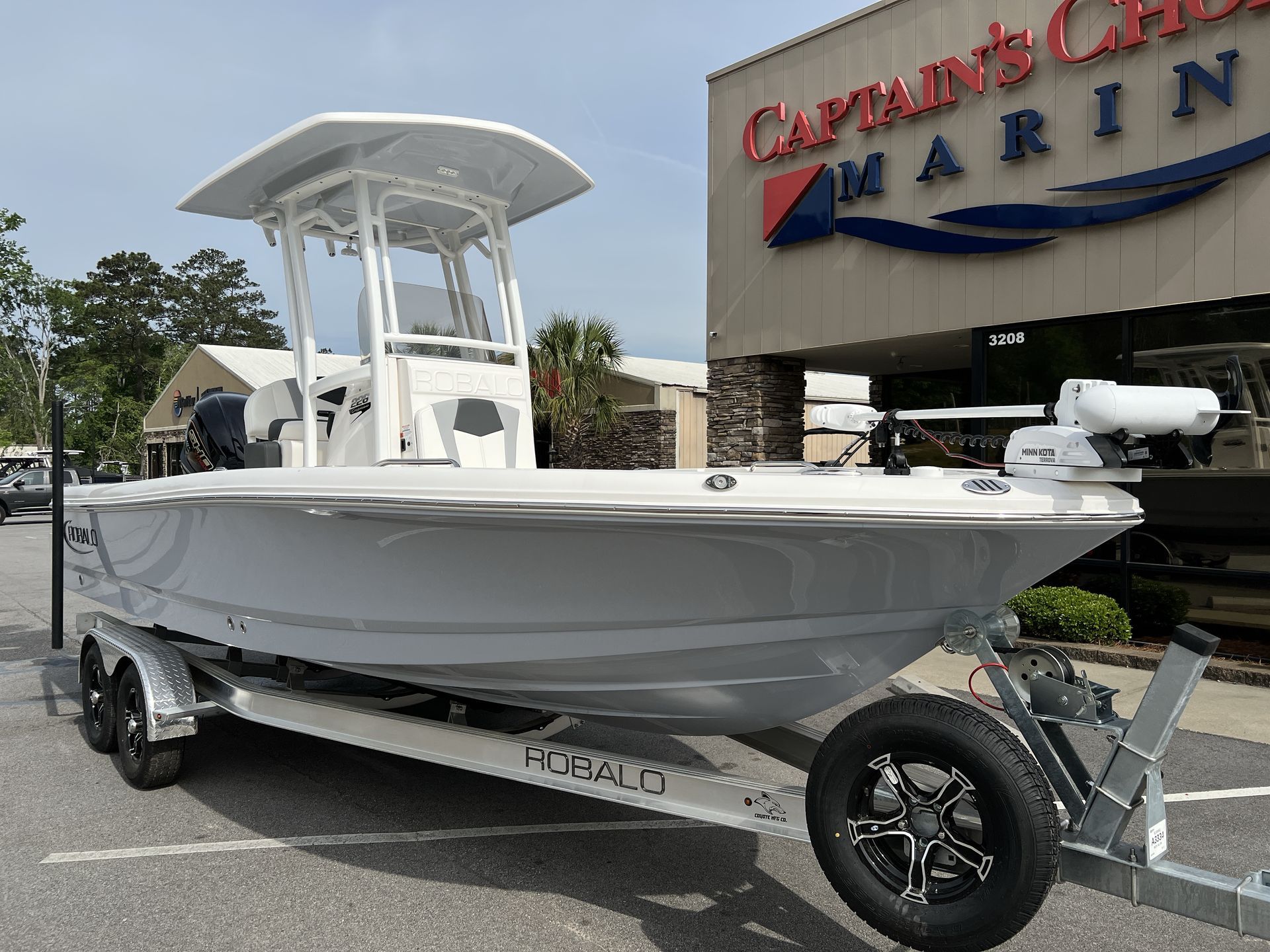 2025 Robalo 226 Cayman
