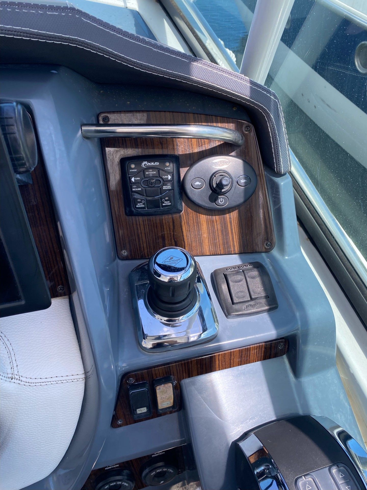 2016 Cruisers Yachts 35 Express - Photo 14
