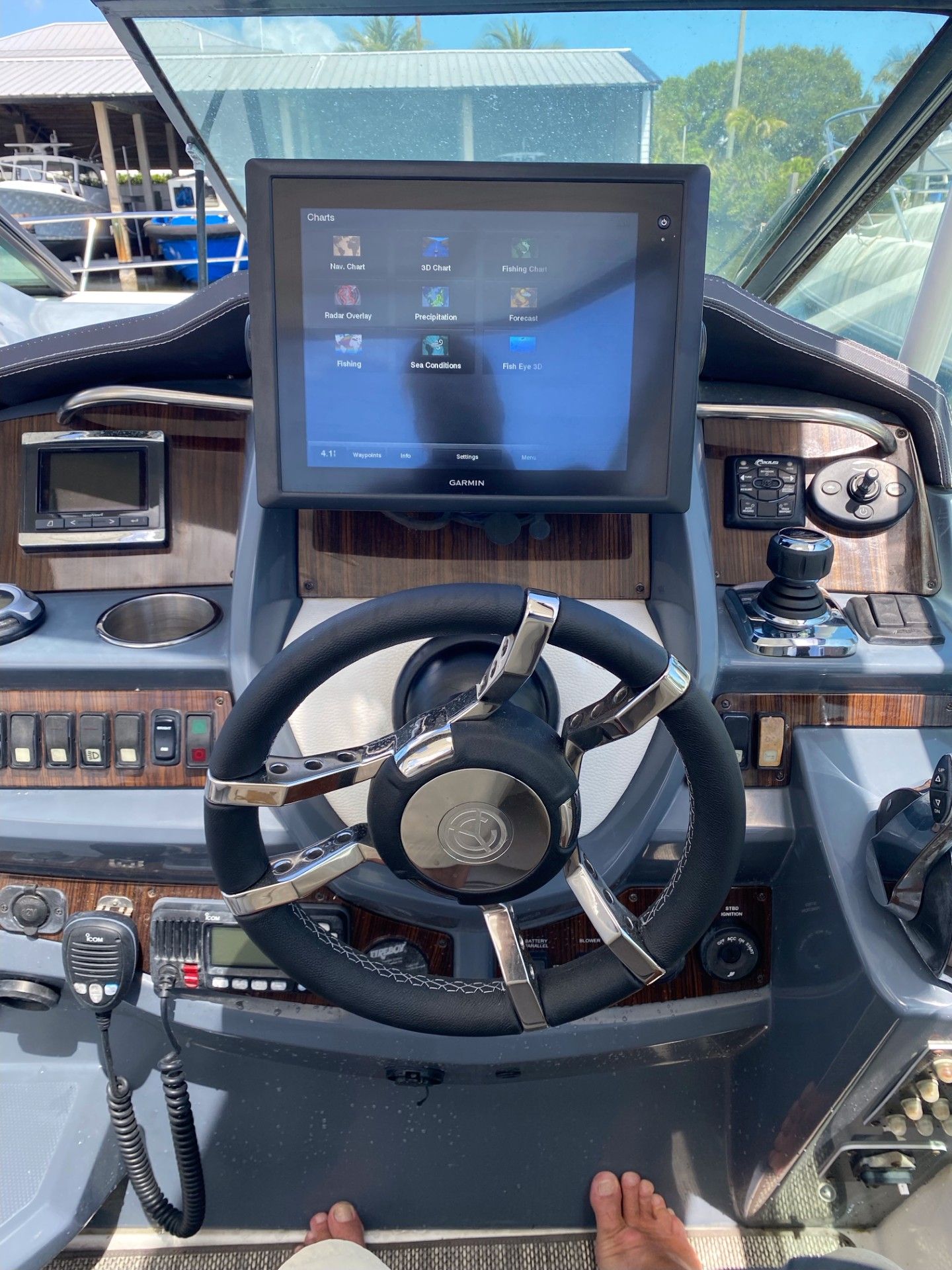 2016 Cruisers Yachts 35 Express - Photo 13