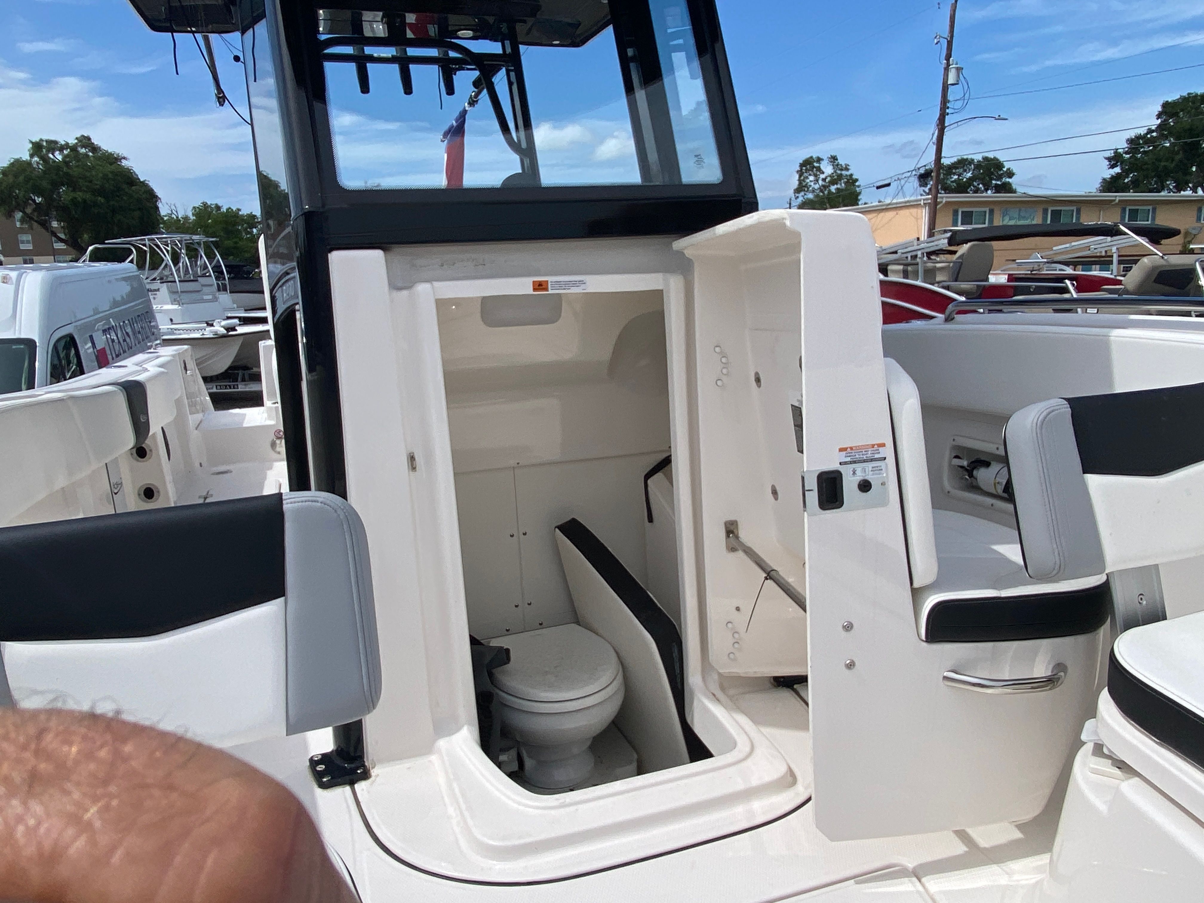 2025 Robalo 270 CC — photo 16 view
