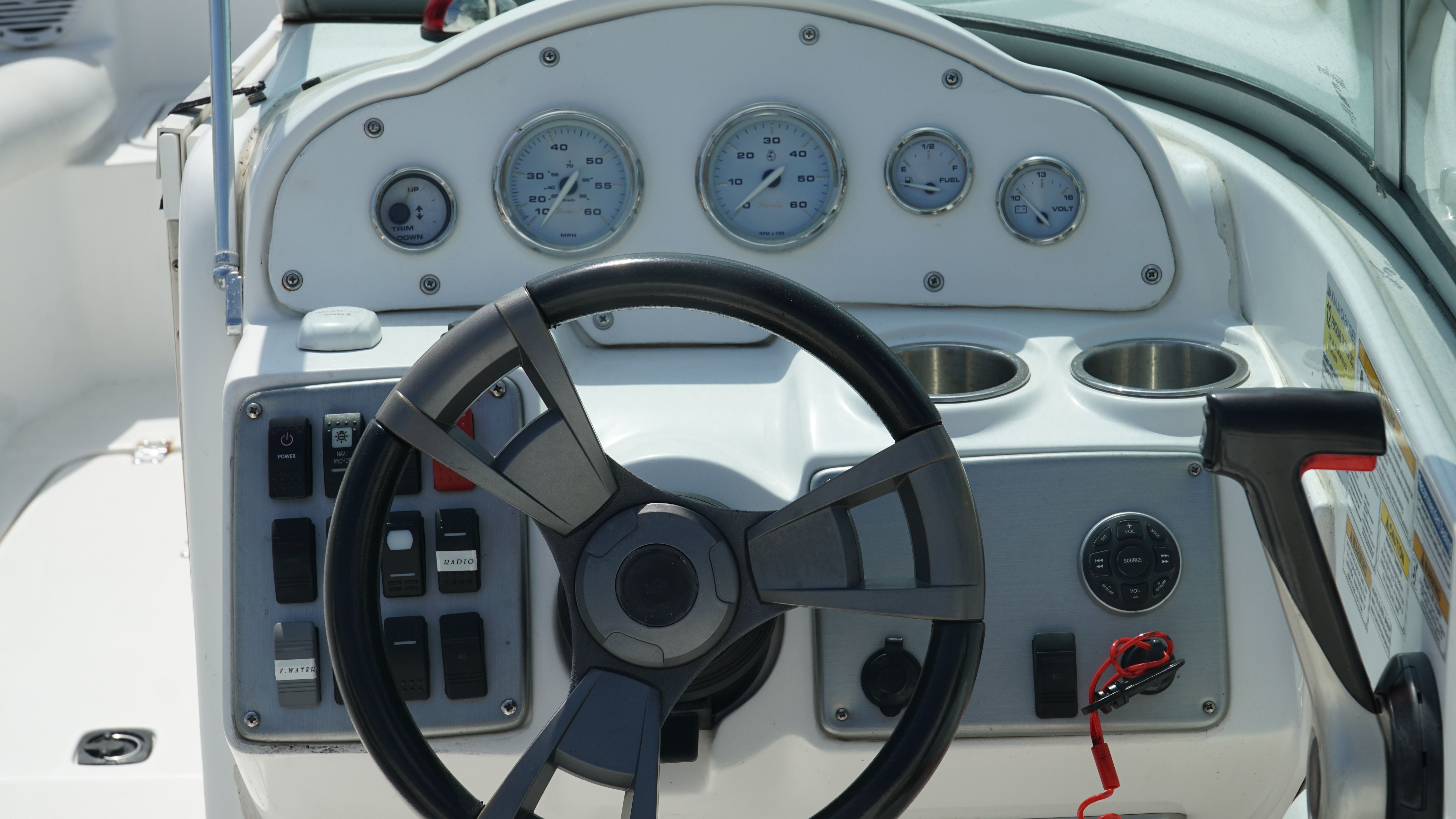 2015 Hurricane Sundeck 2400 OB - Photo 11
