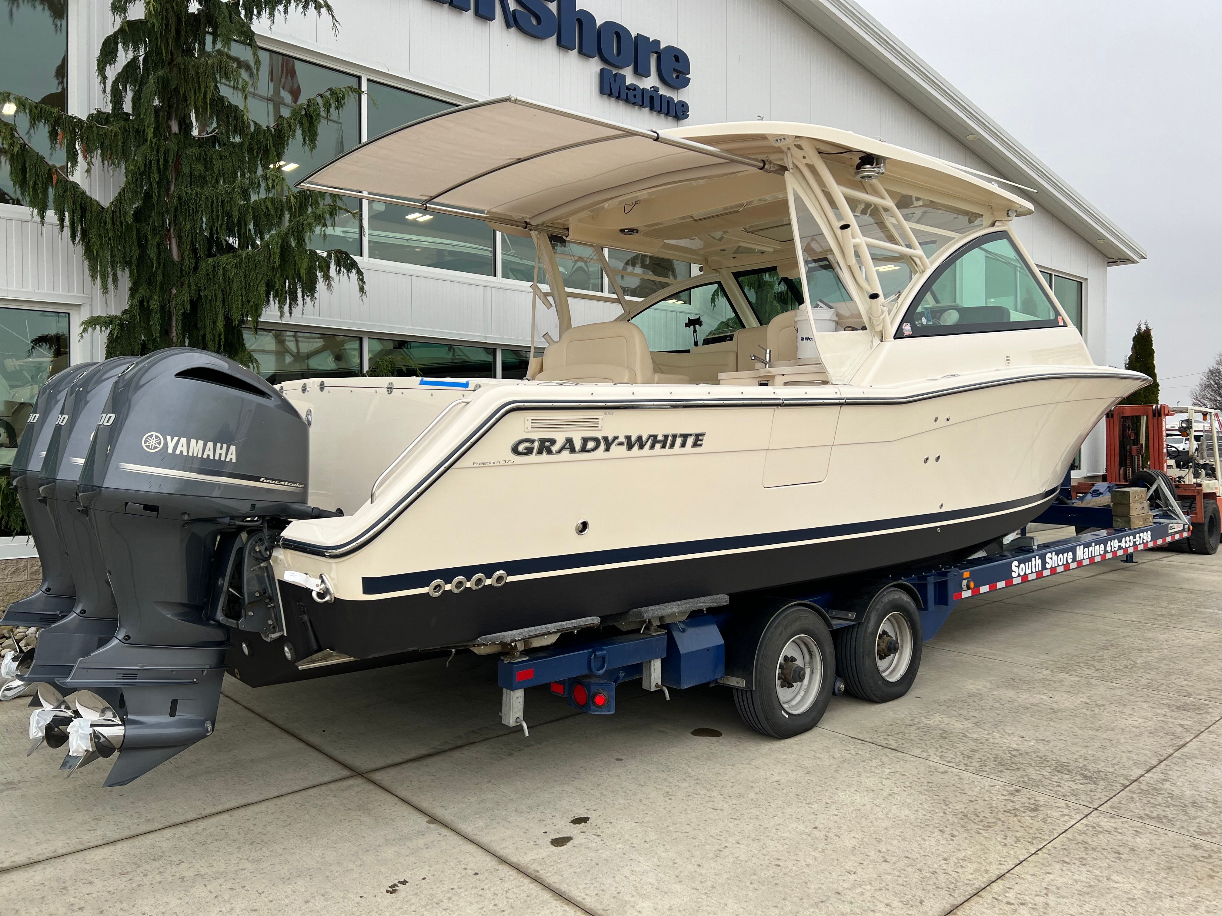 2020 Grady white Freedom 375 — interior view