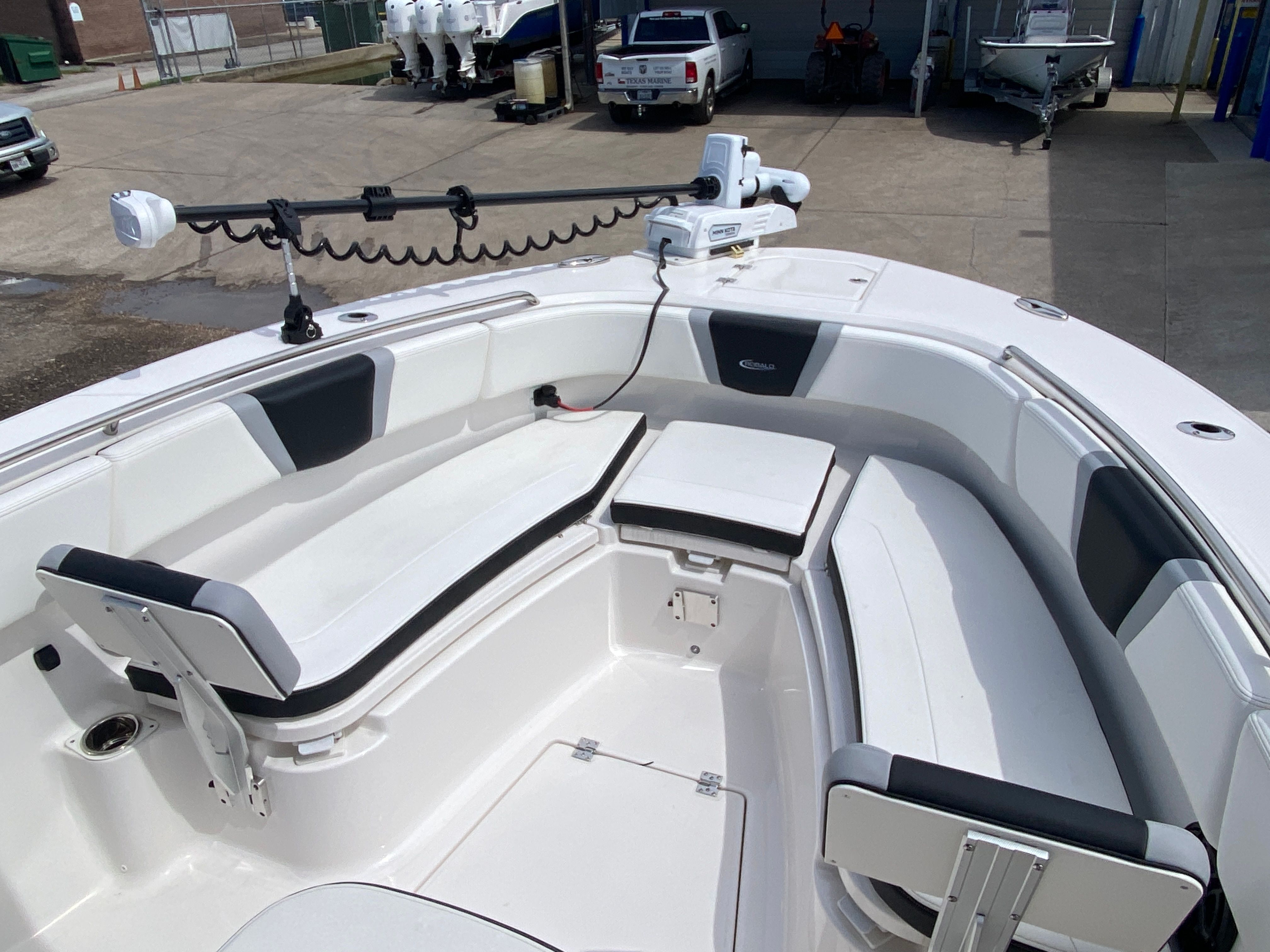 2025 Robalo 270 CC — photo 14 view