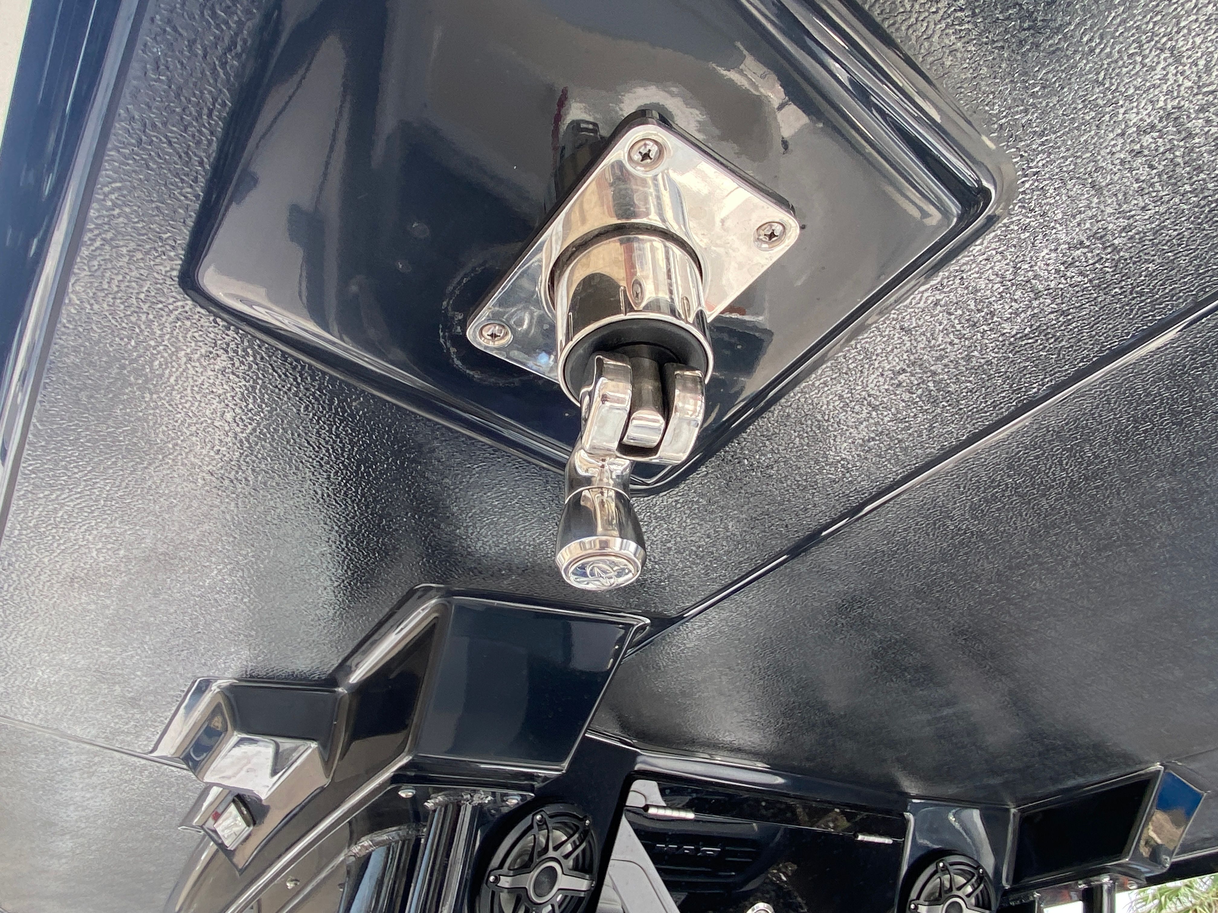 2025 Robalo 270 CC — photo 11 view
