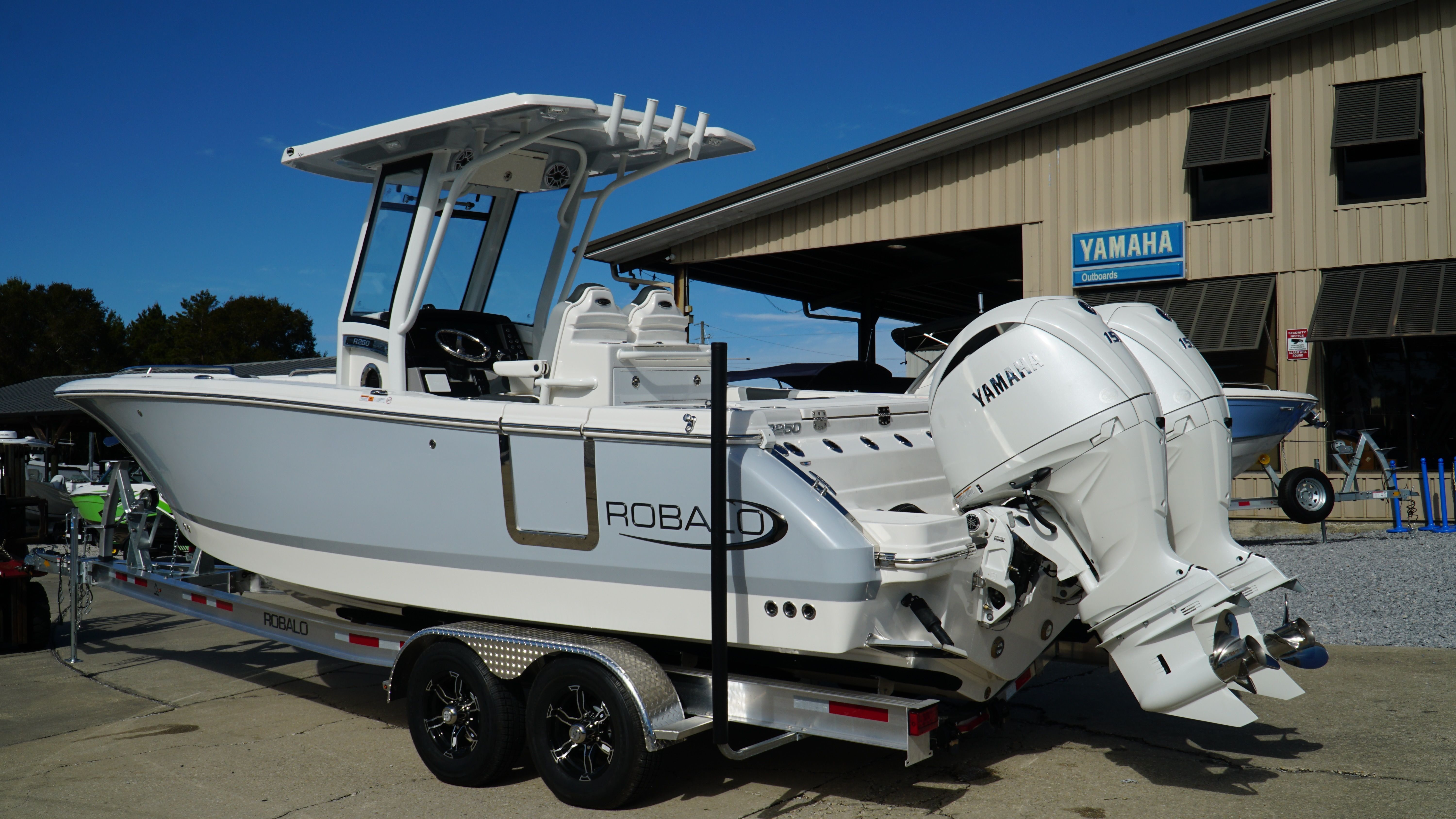 2025 Robalo 250 CC — interior view