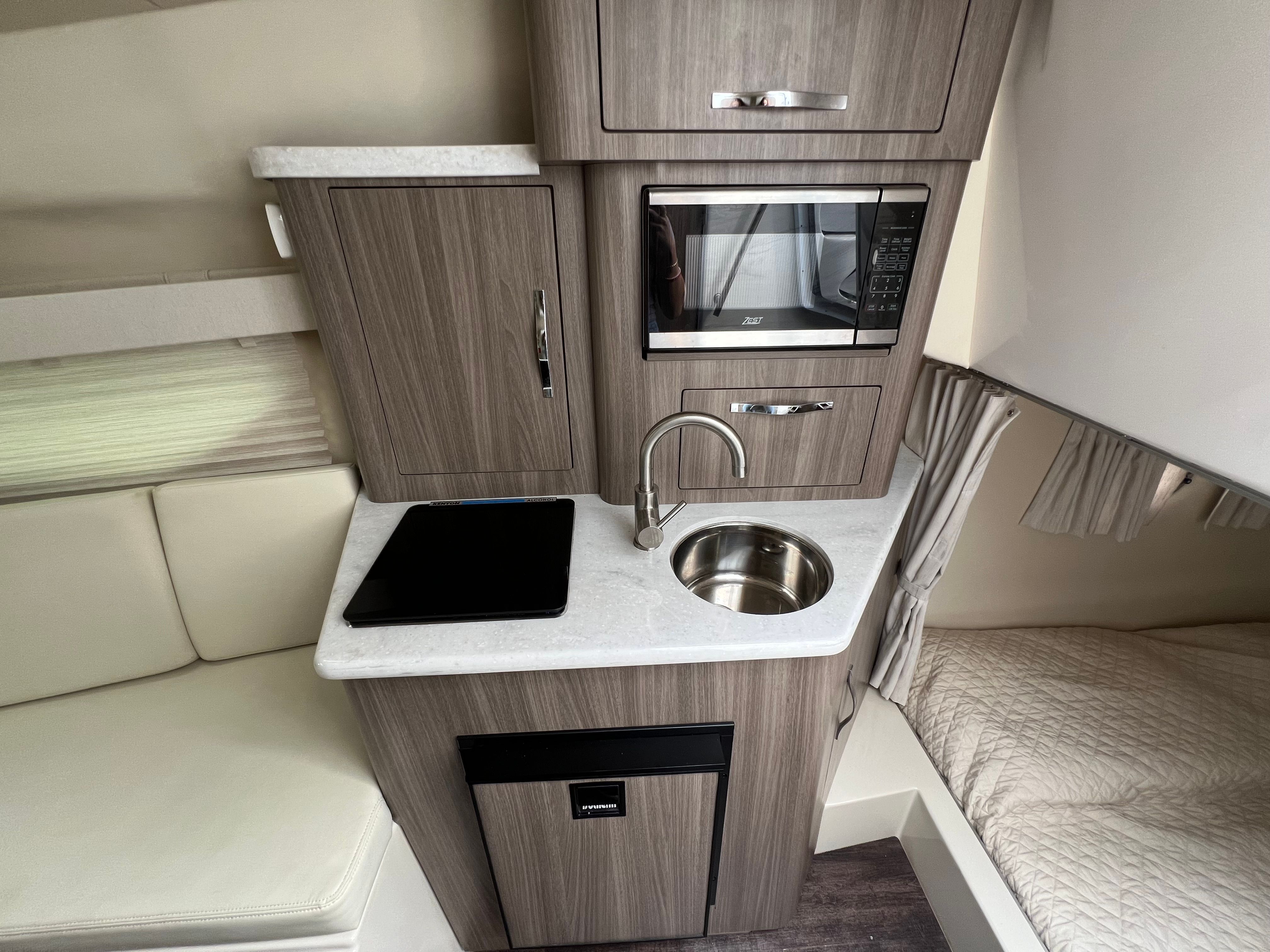 2022 Regal 28 Express - Photo 8