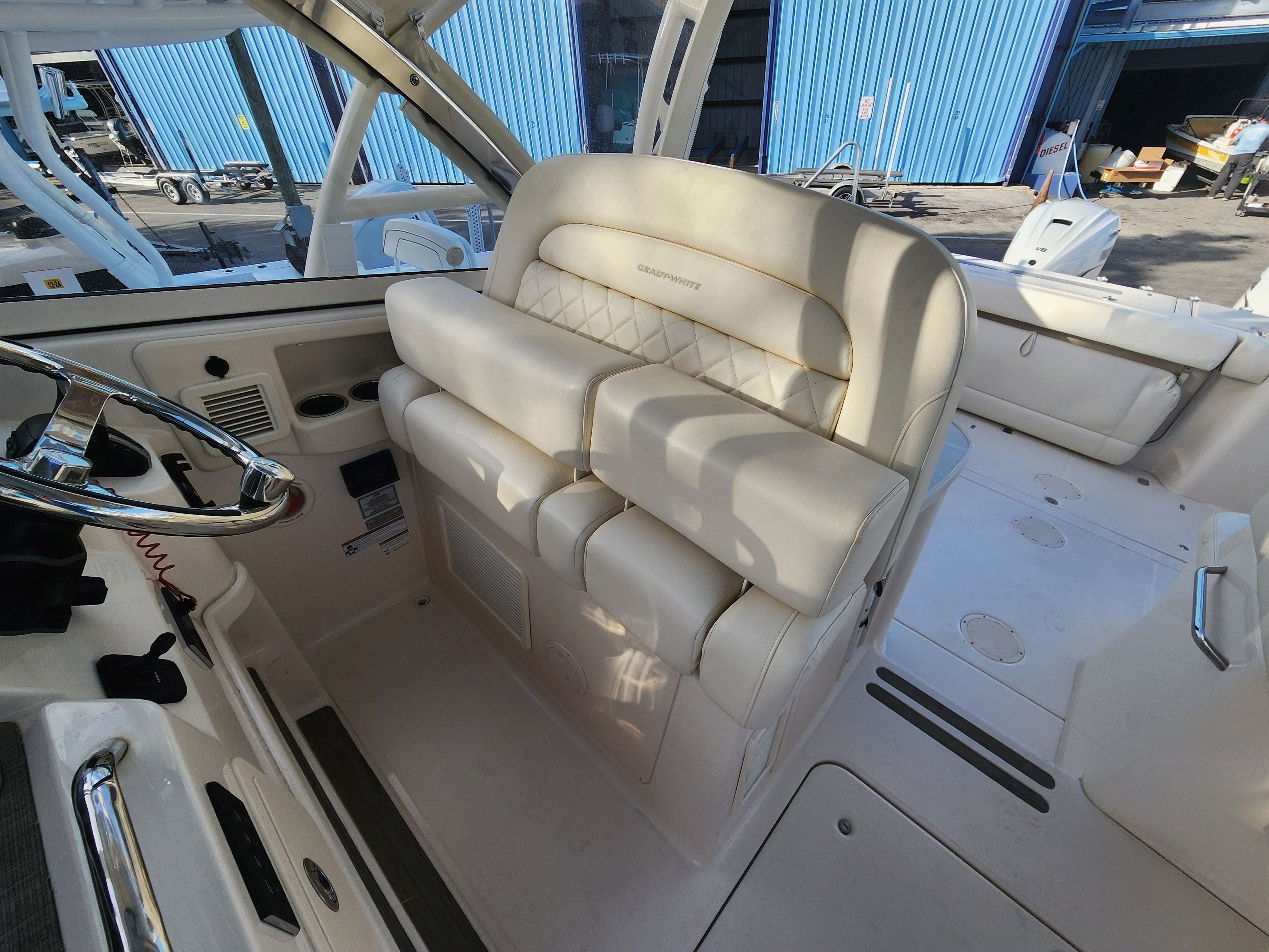 2021 Grady white Freedom 335 — photo 18 view