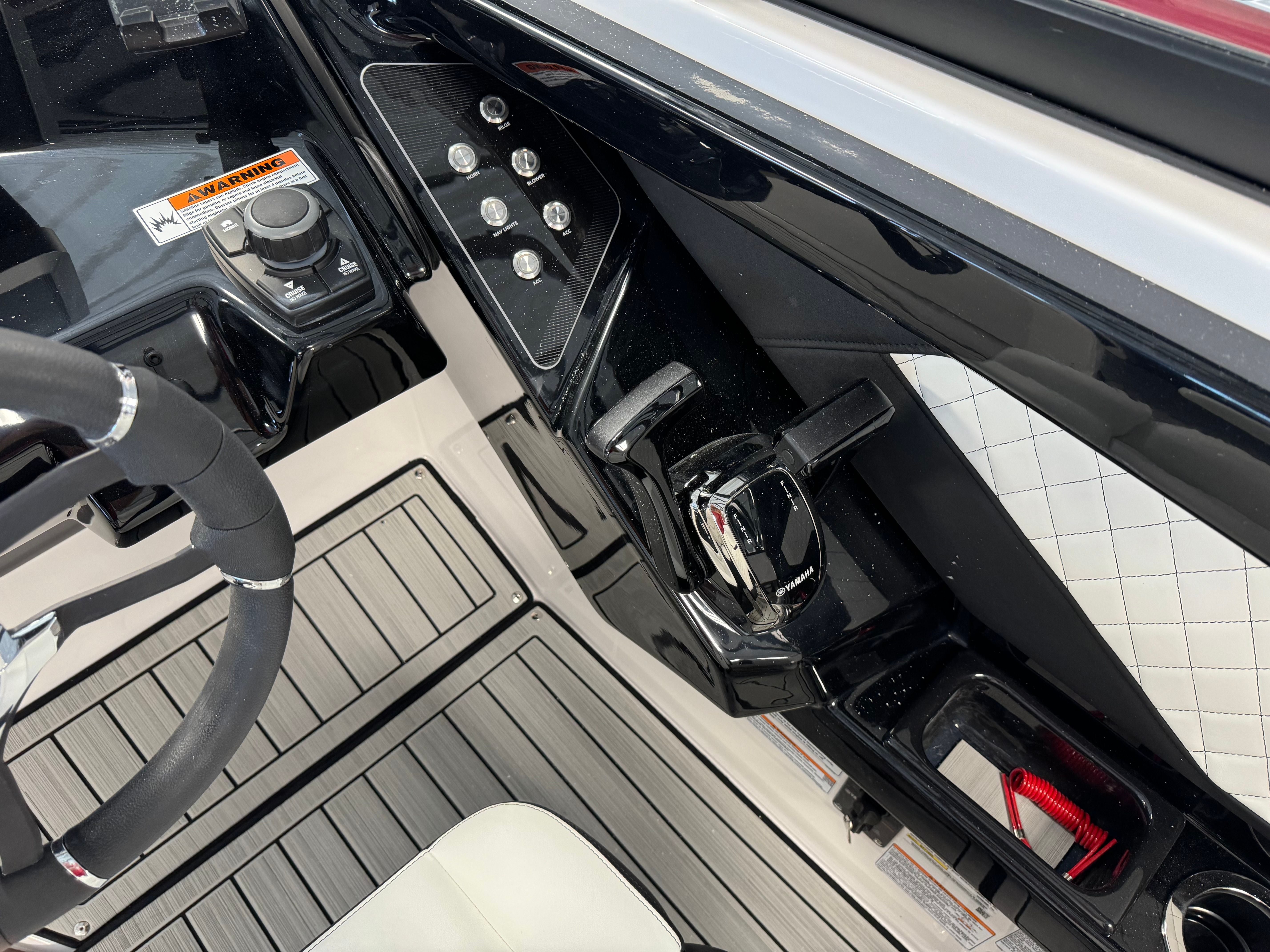 2025 Yamaha 252 SE — engine compartment view