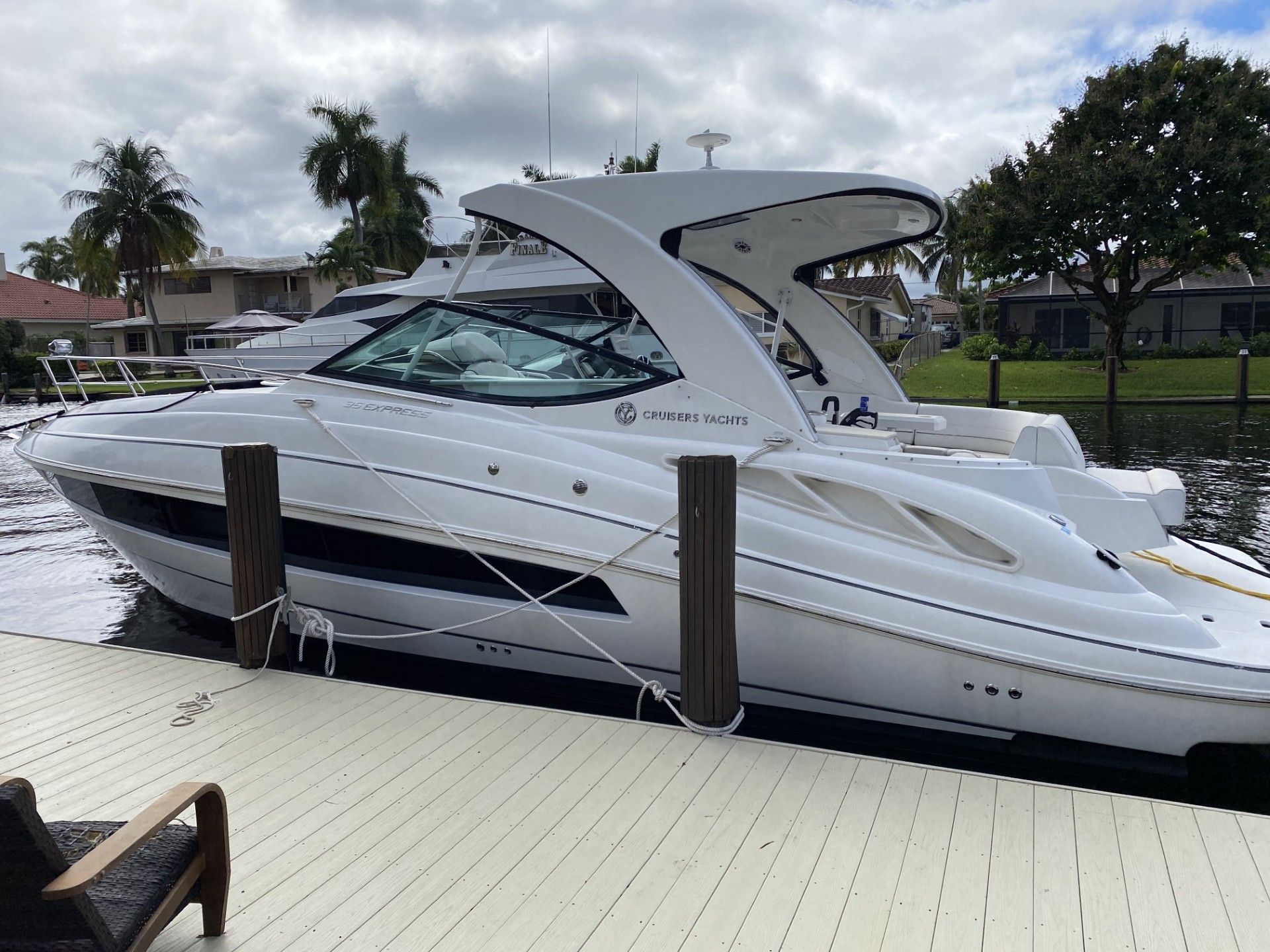 2016 Cruisers Yachts 35 Express - Photo 3