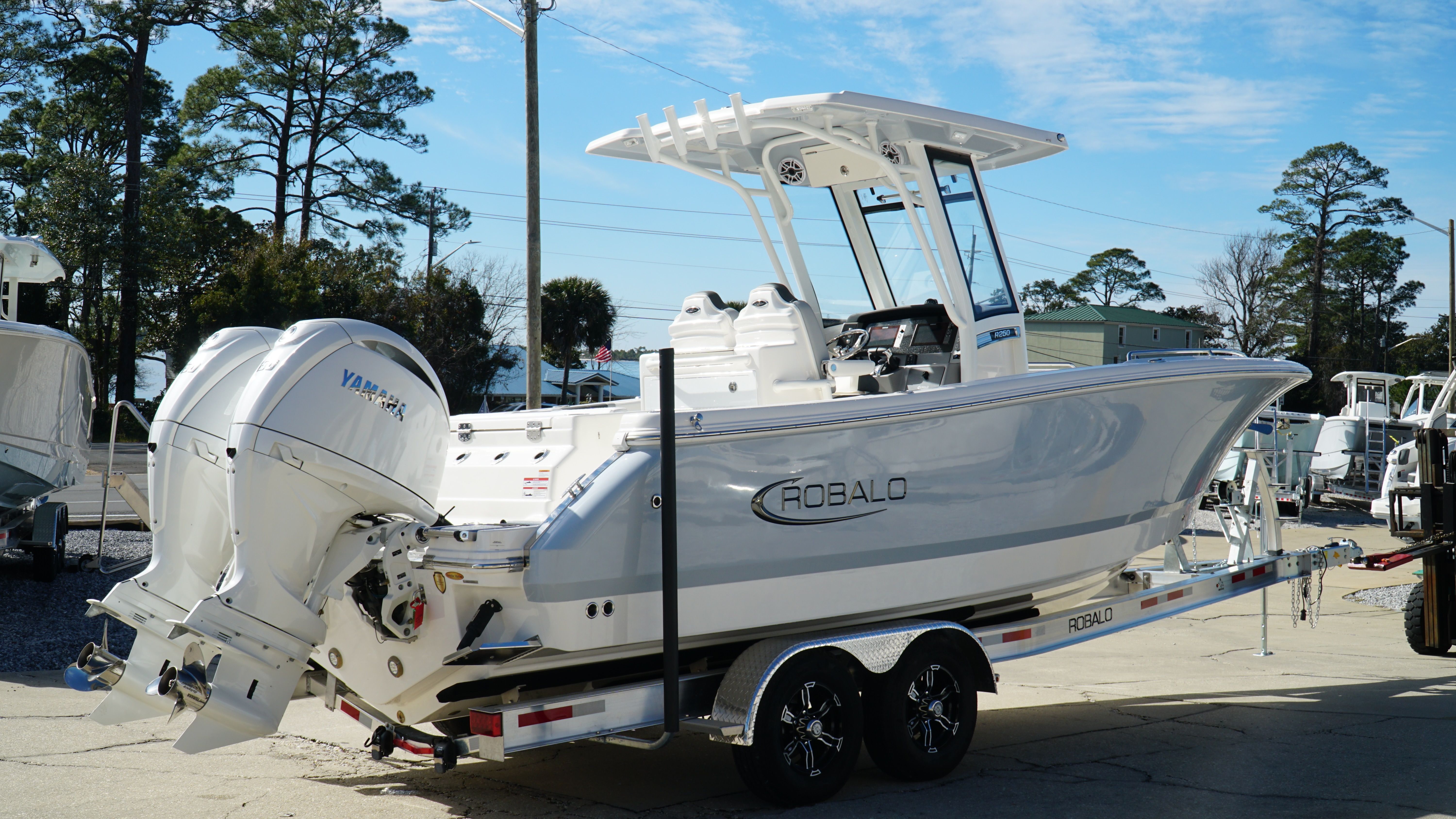 2025 Robalo 250 CC — side profile view
