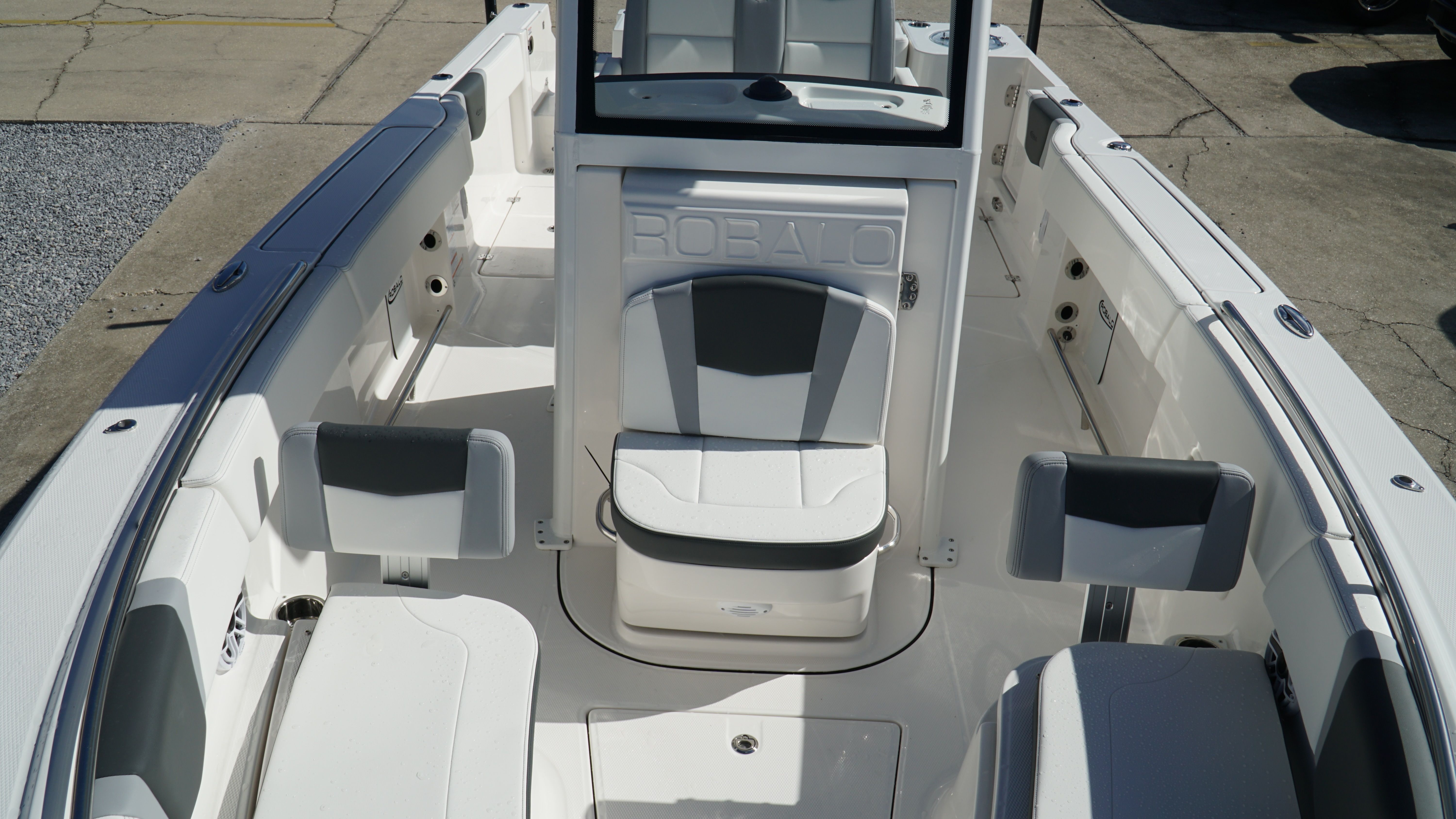 2025 Robalo 250 CC — photo 17 view