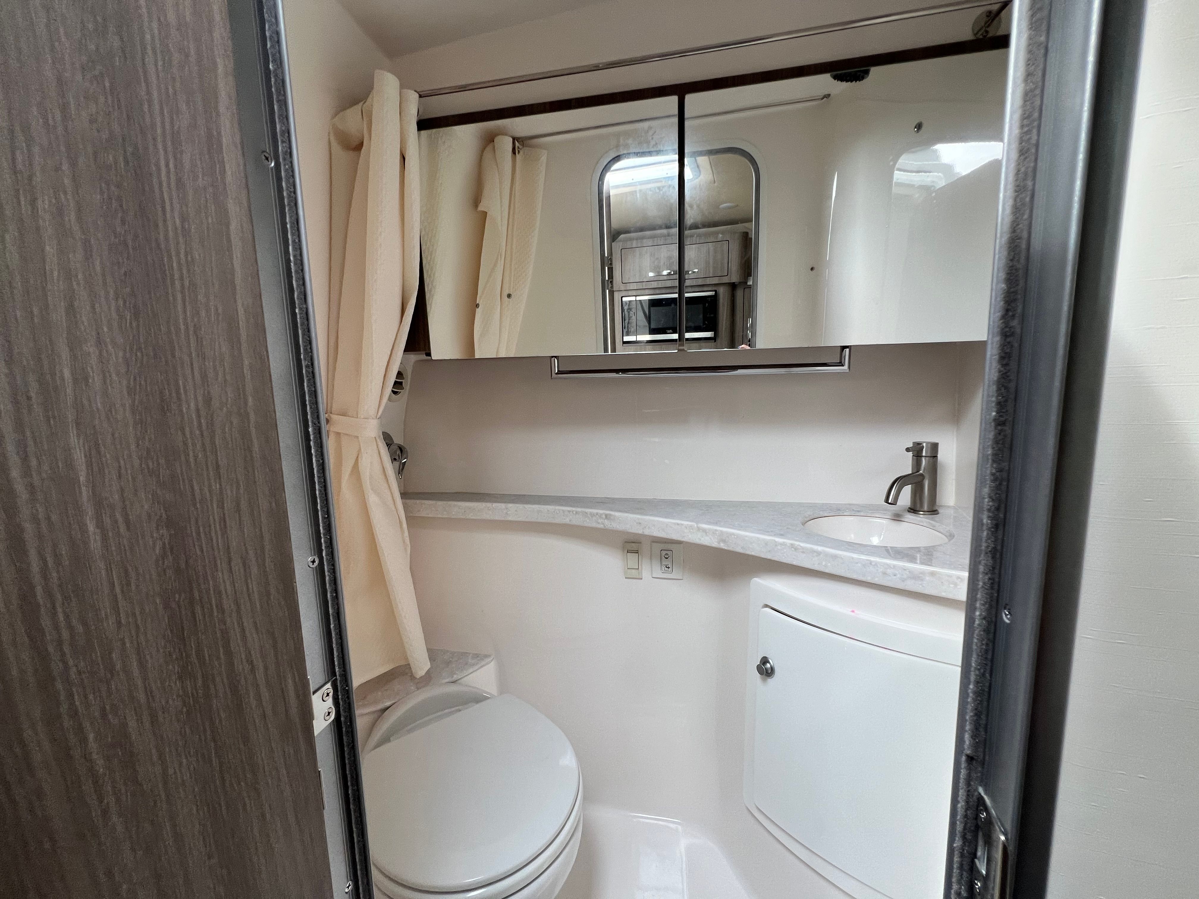 2022 Regal 28 Express - Photo 11
