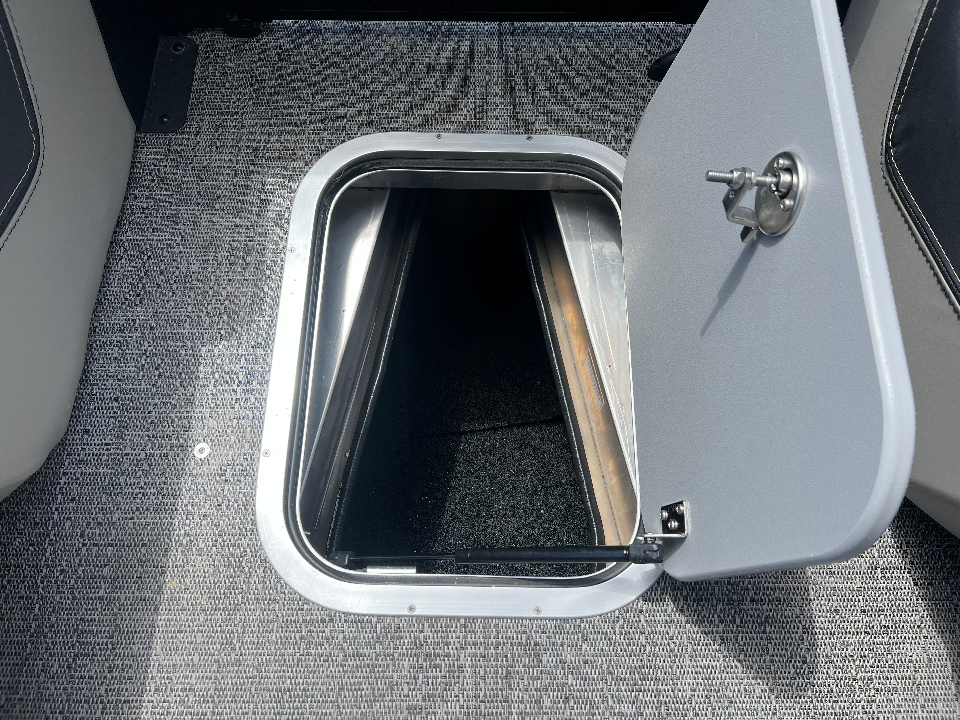 2025 Barletta Lusso L25UC — photo 16 view