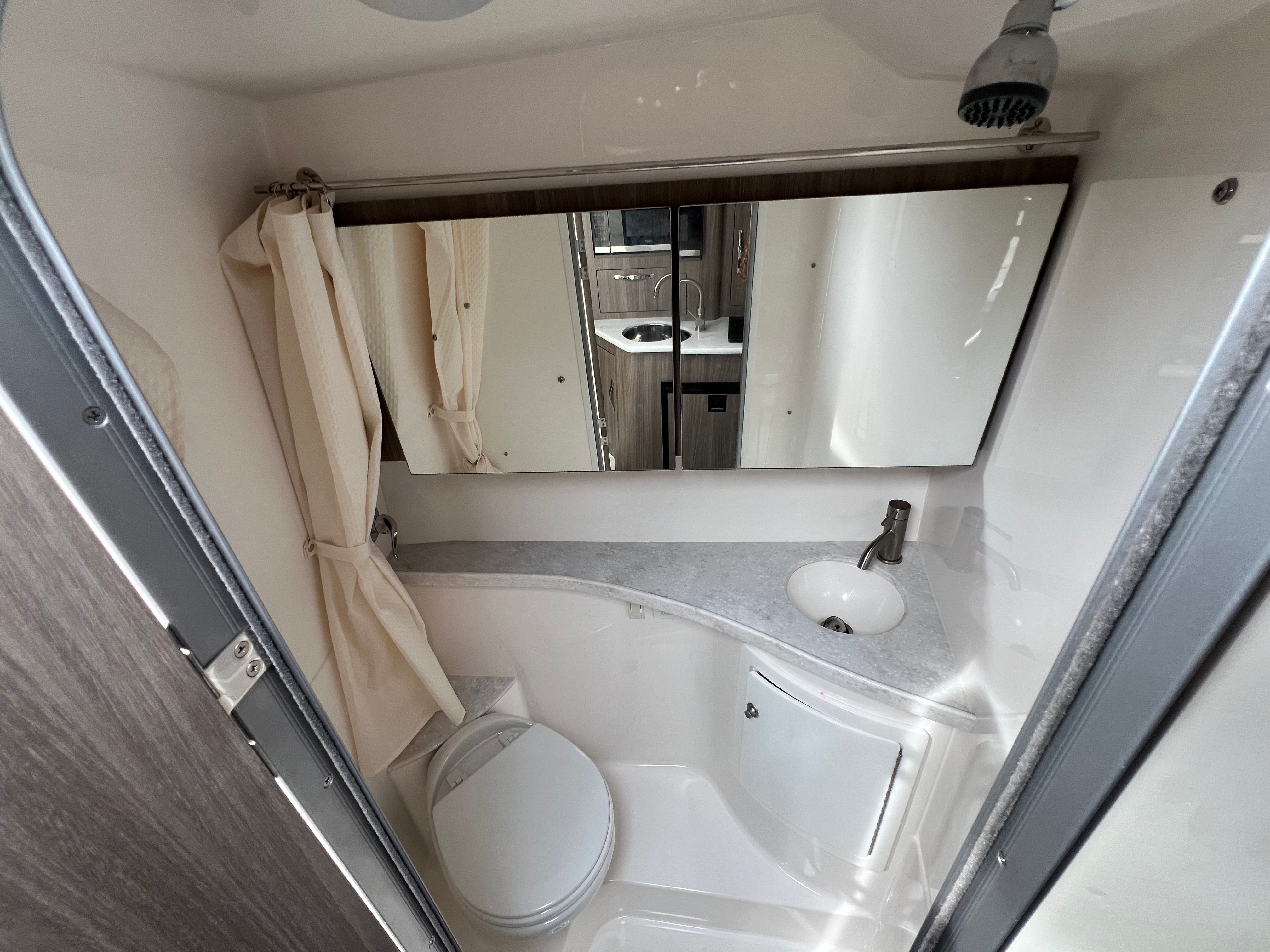 2022 Regal 28 Express - Photo 12