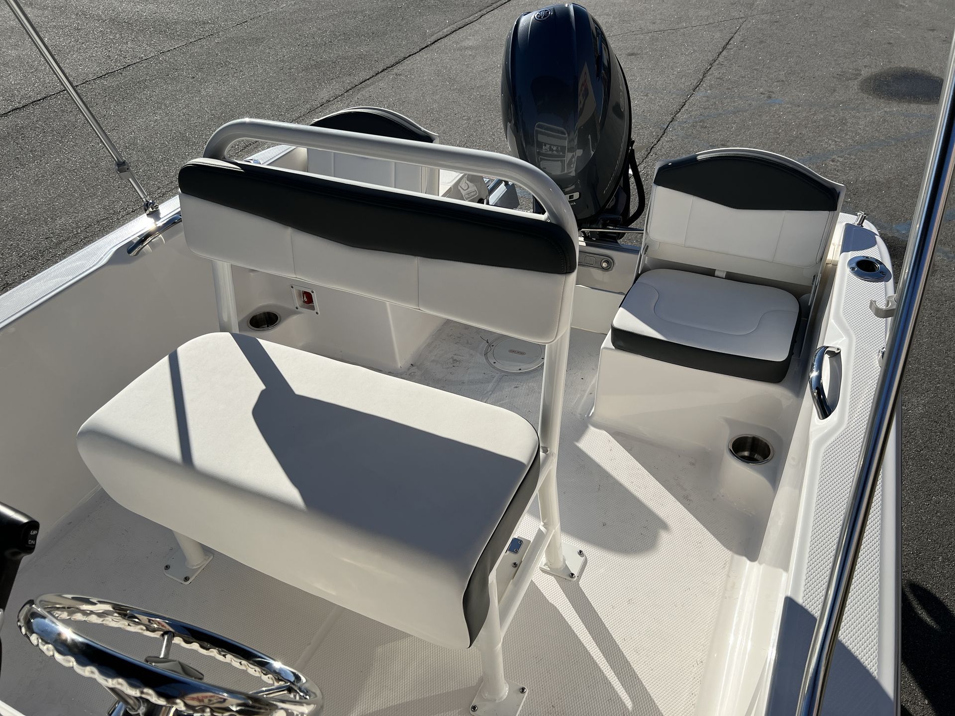 2025 Robalo 160 CC — photo 10 view