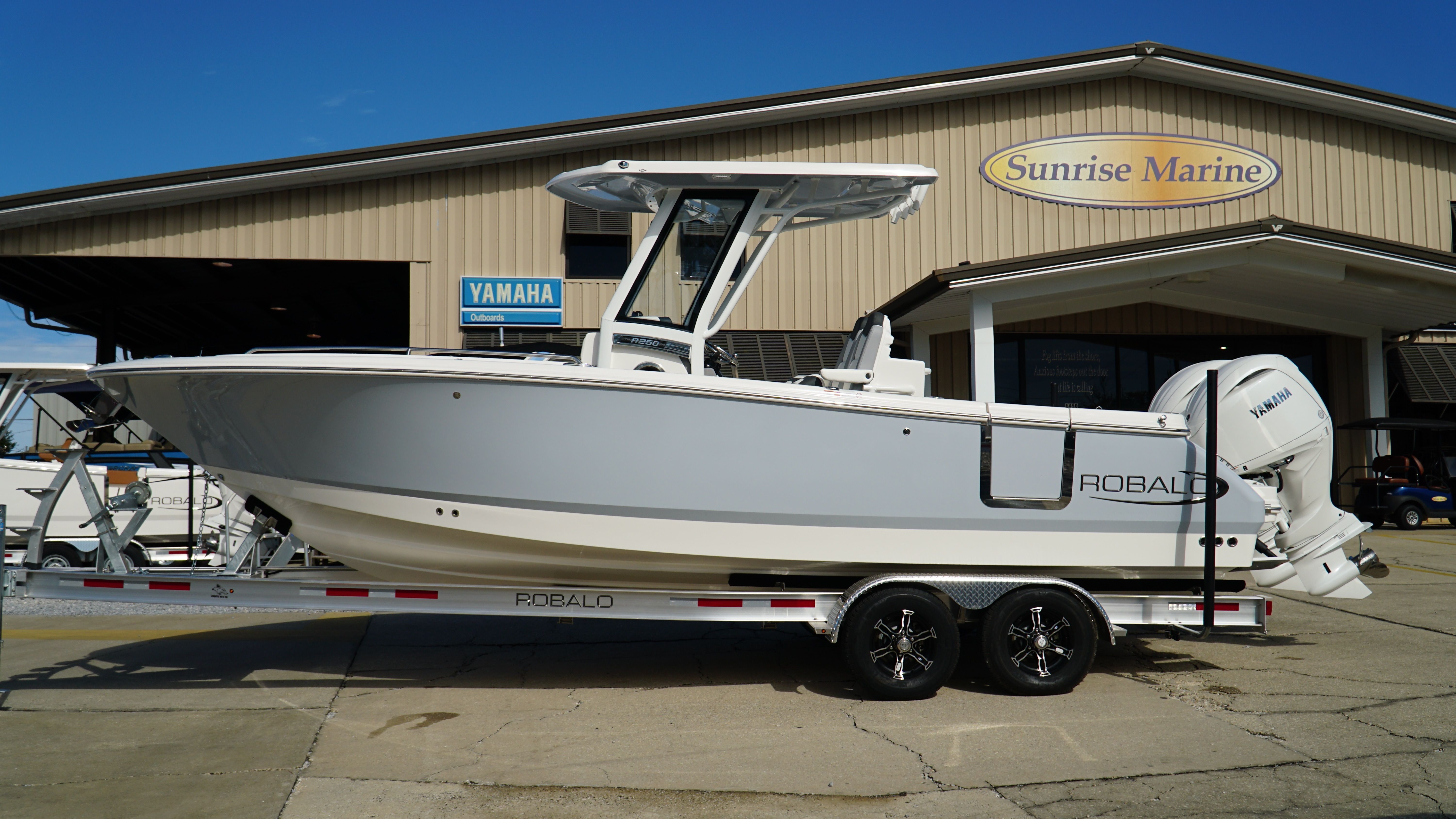 2025 Robalo 250 CC — rear three-quarter view