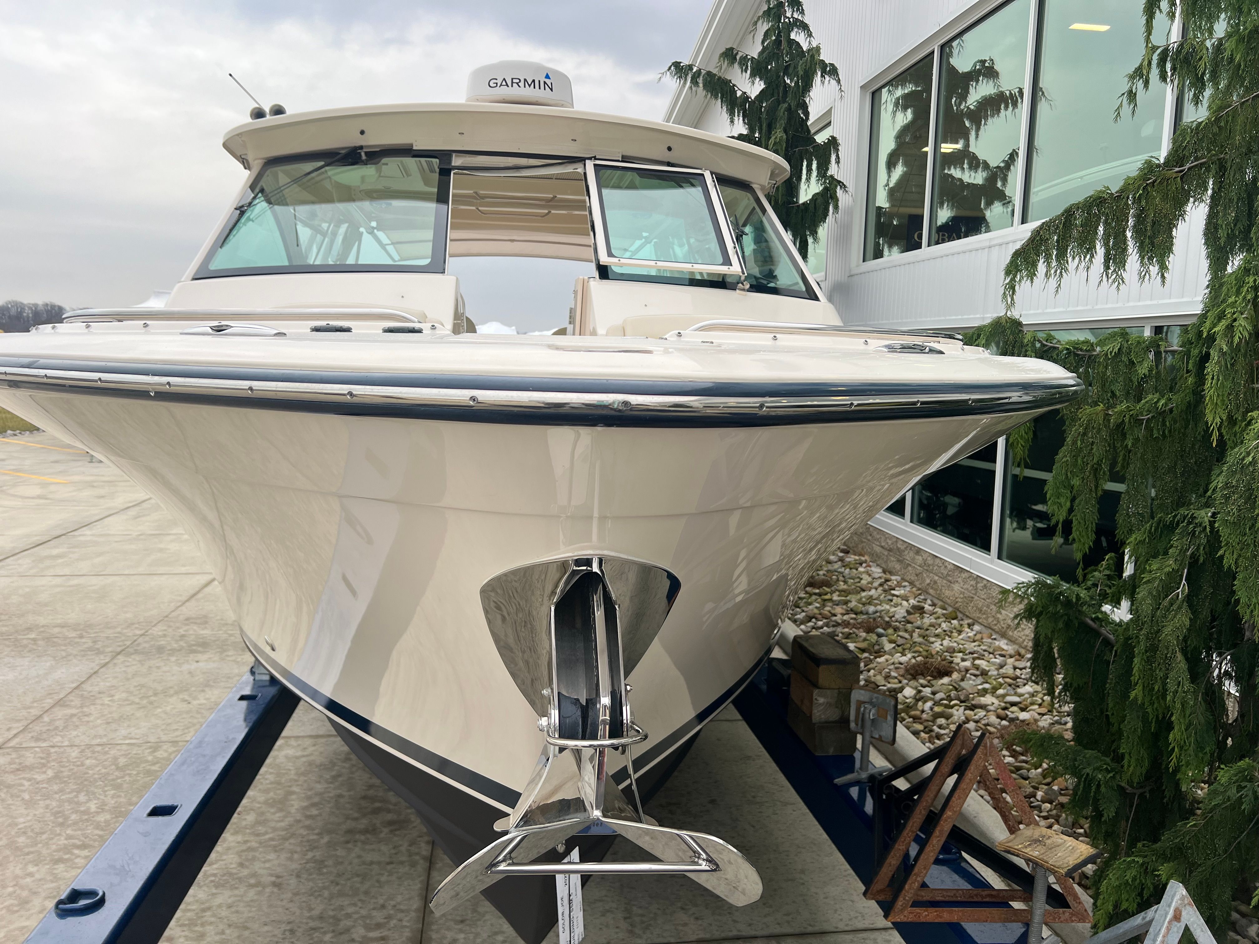 2020 Grady white Freedom 375 — rear three-quarter view